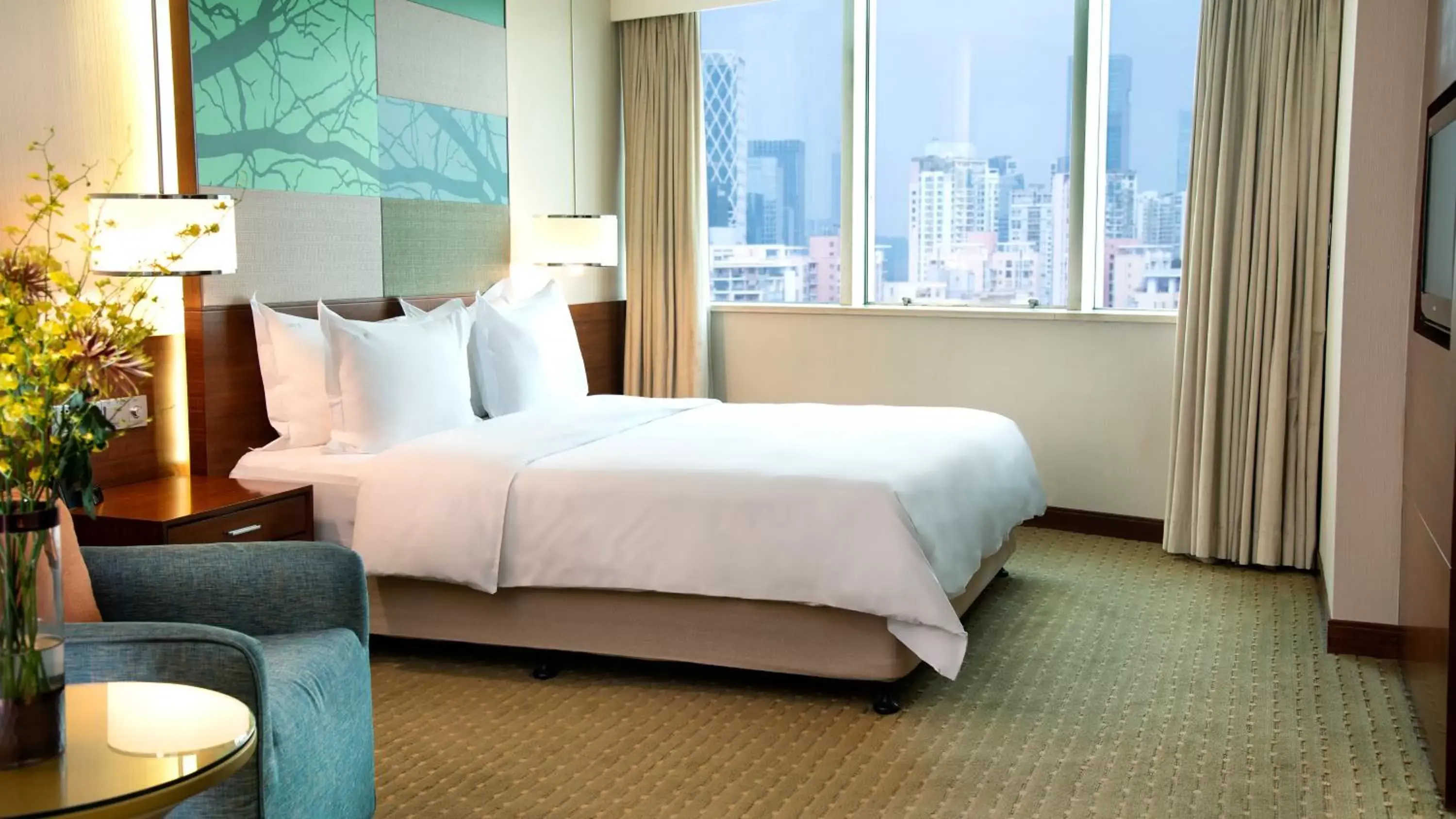 Property building, Bed in Holiday Inn Shenzhen Donghua, an IHG Hotel