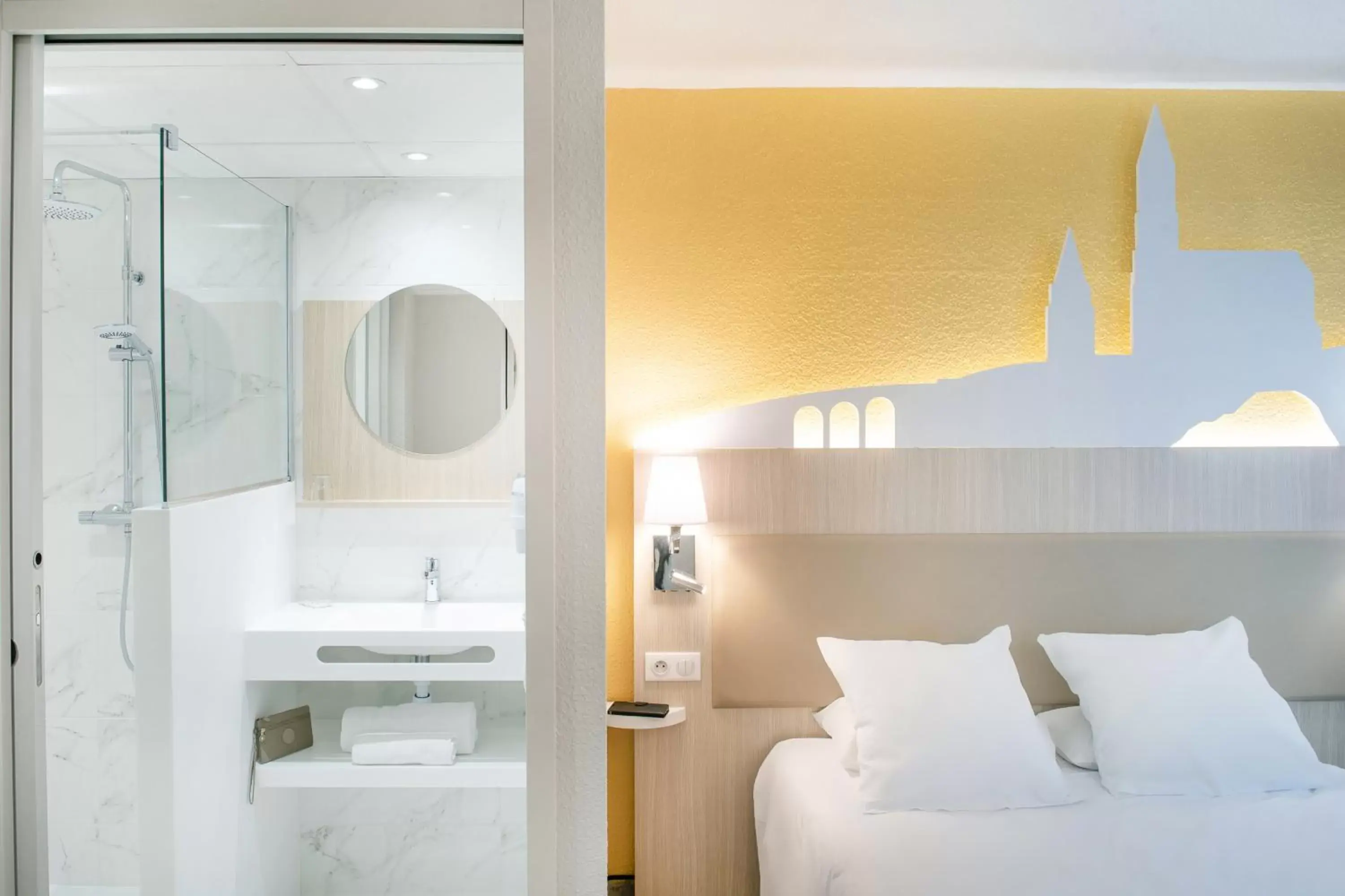 Shower, Bed in Hôtel Saint Sauveur