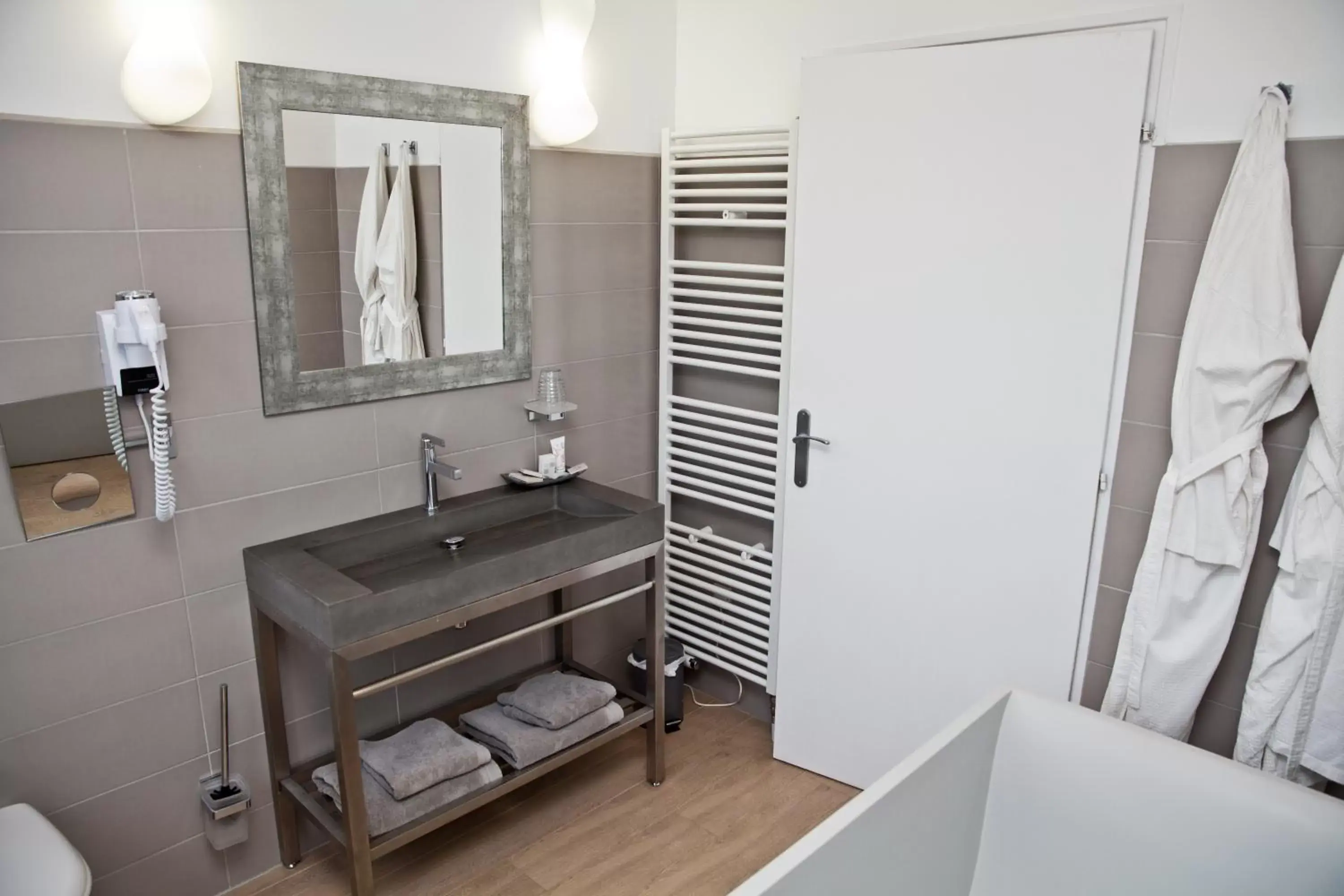 Bathroom in The Originals Hôtel Le Cise Restaurant Chambres et Suites Bathroom in The Originals Hôtel Le Cise Restaurant Chambres et Suites