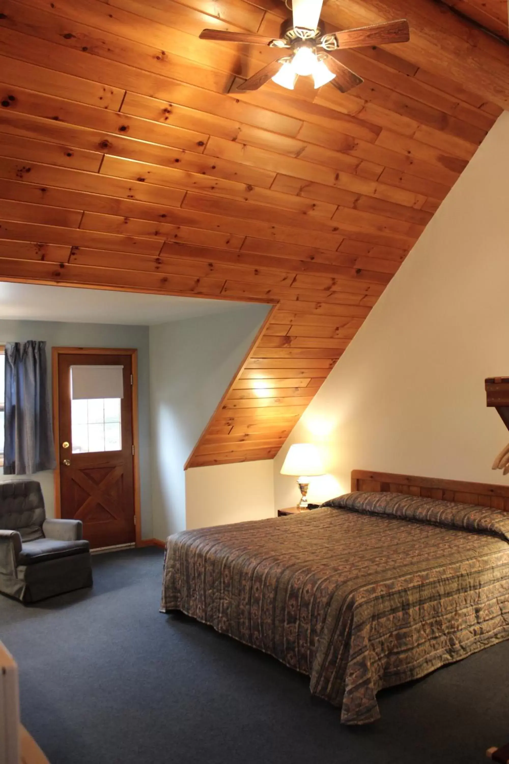 Bed in Nootka Lodge