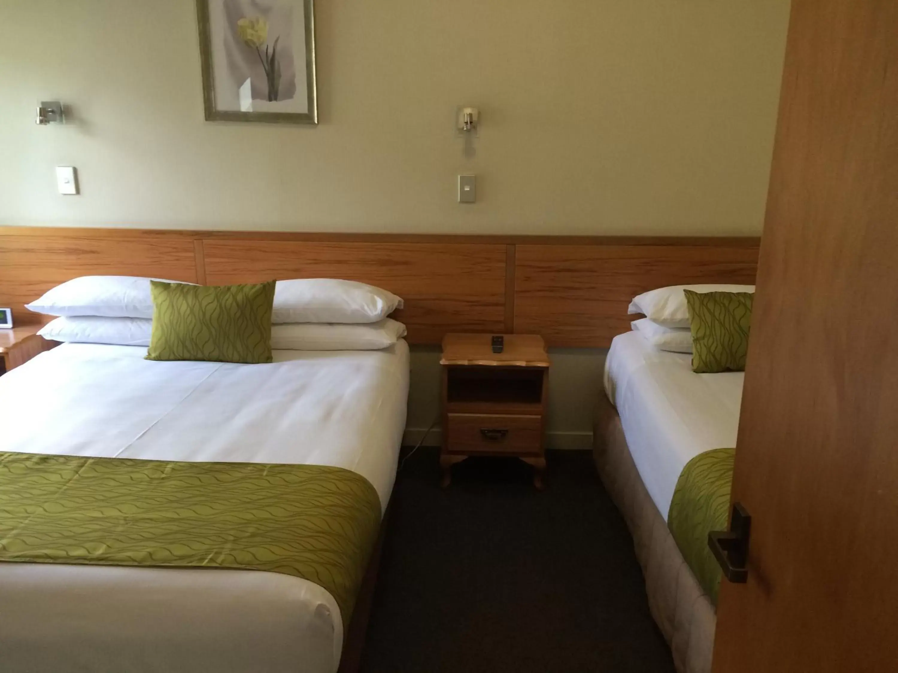 Bedroom, Bed in Allan Court Motel