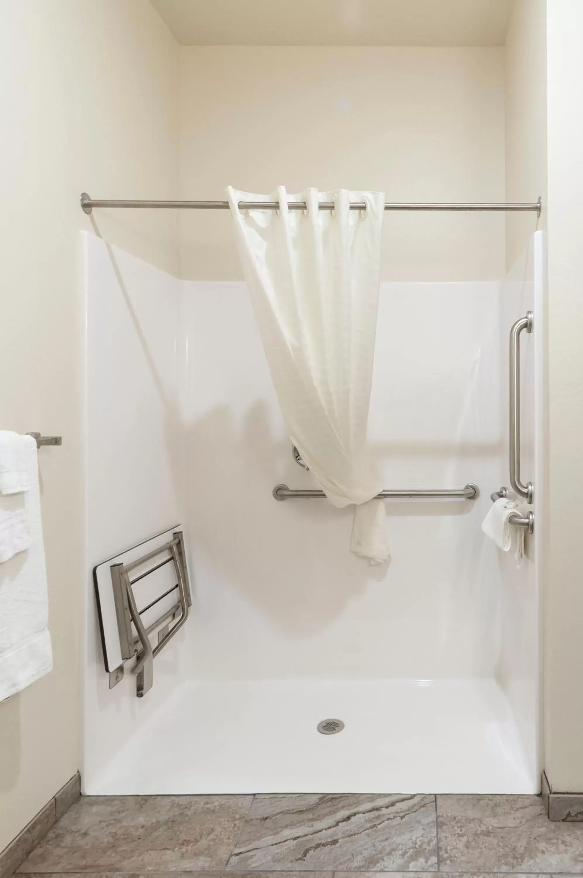 Shower, Bathroom in Cobblestone Hotel & Suites Appleton International Airport