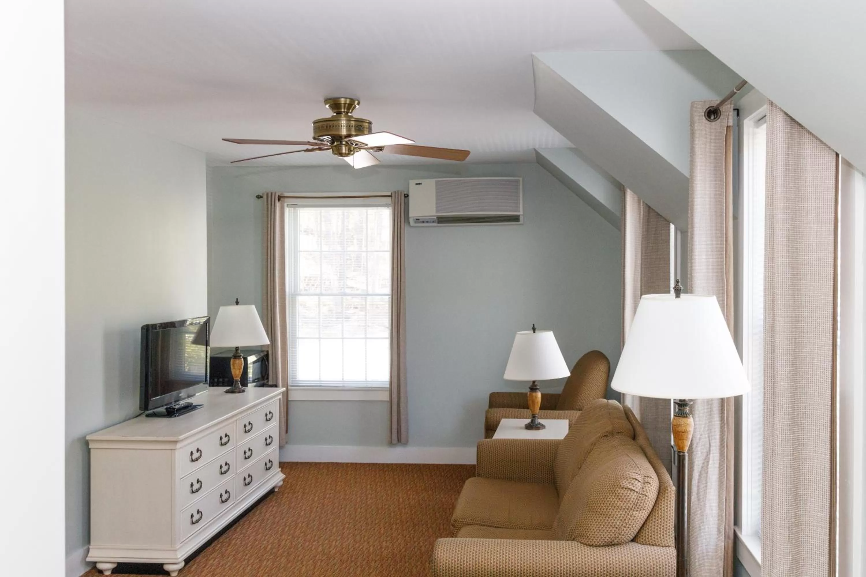 Bedroom, Seating Area in Admiral's Inn Resort