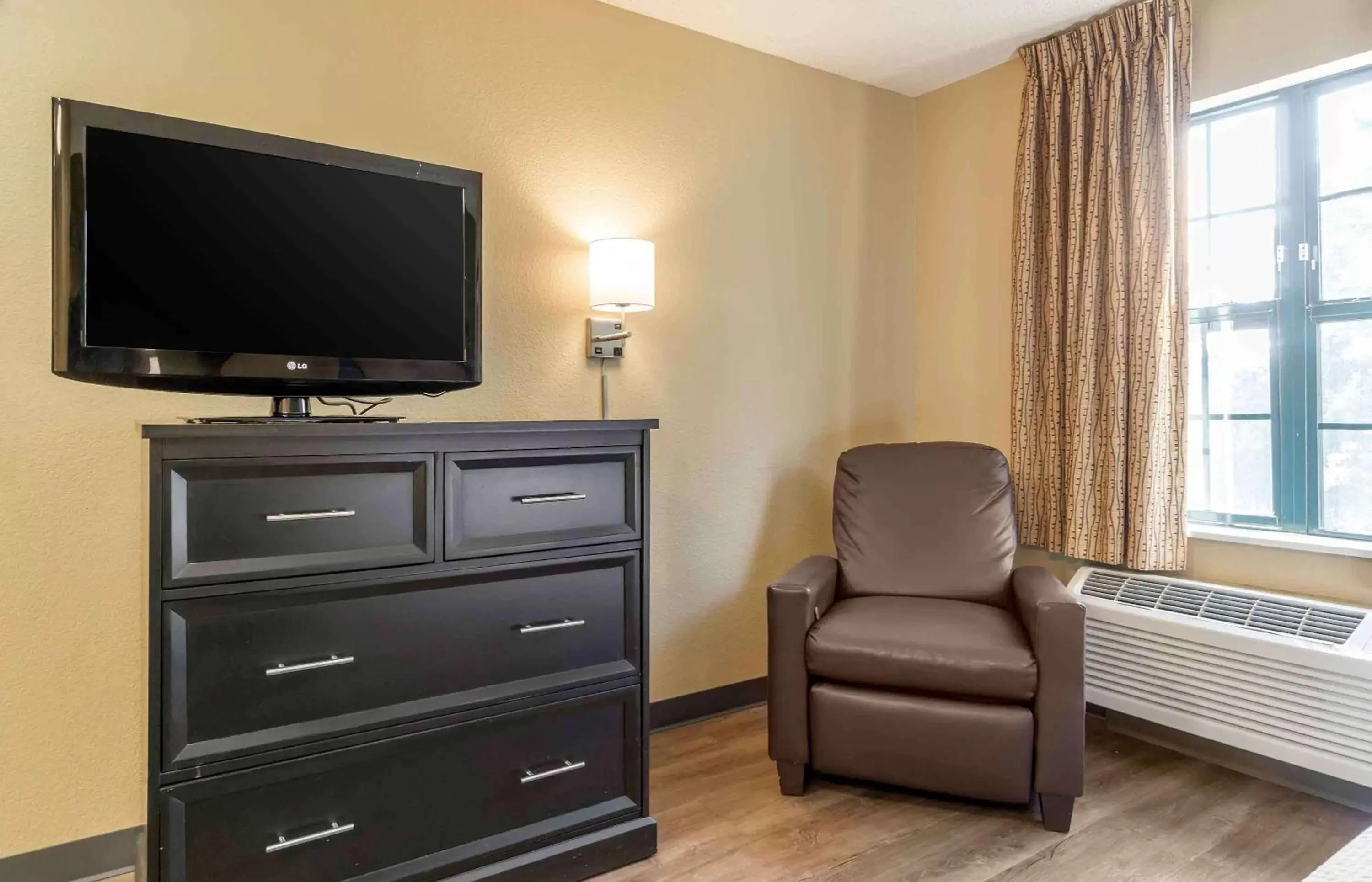 Bedroom, TV/Entertainment Center in Extended Stay America Suites - Seattle - Everett - North