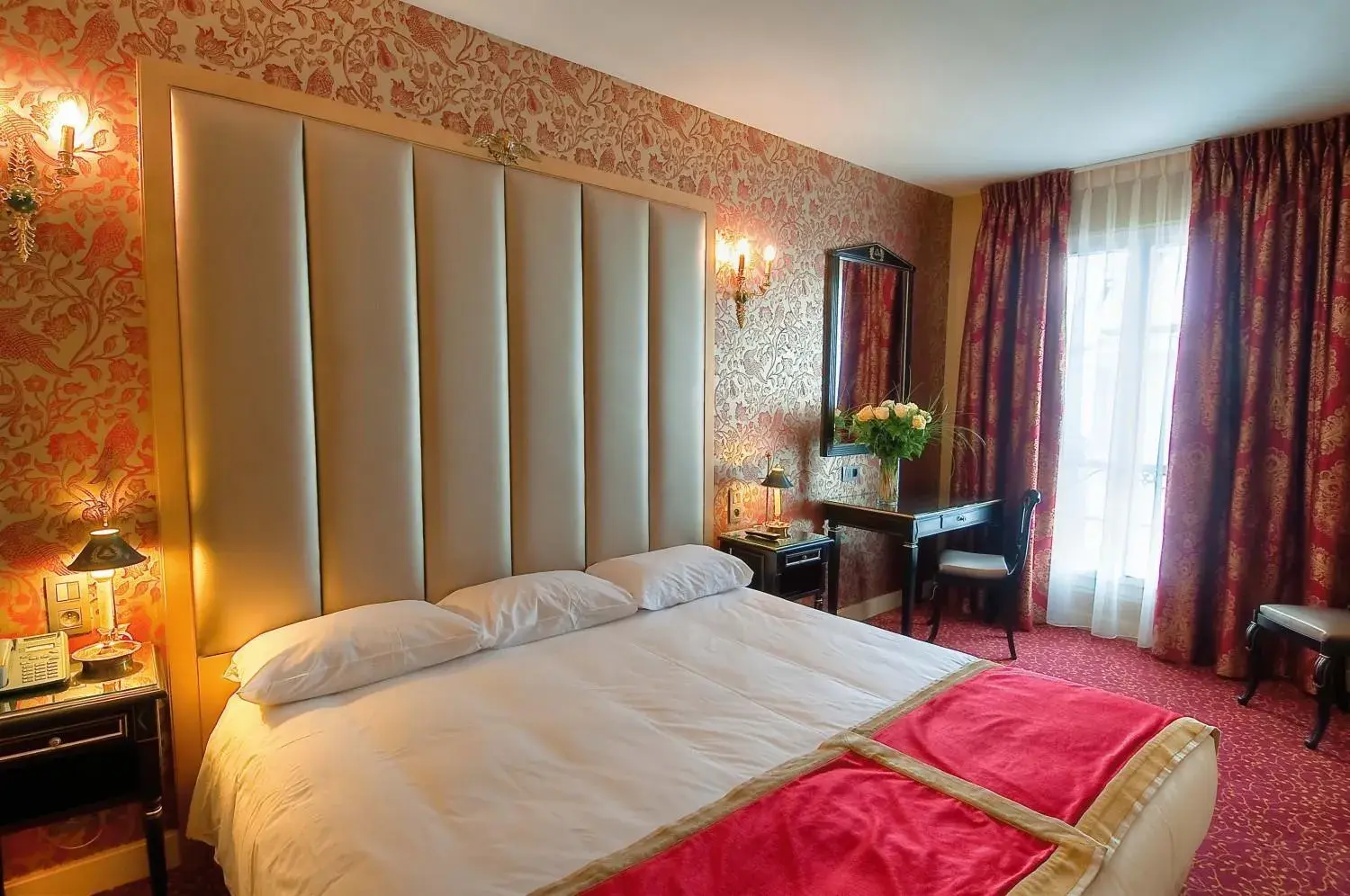 Photo of the whole room, Bed in Hotel de L'Empereur by Malone