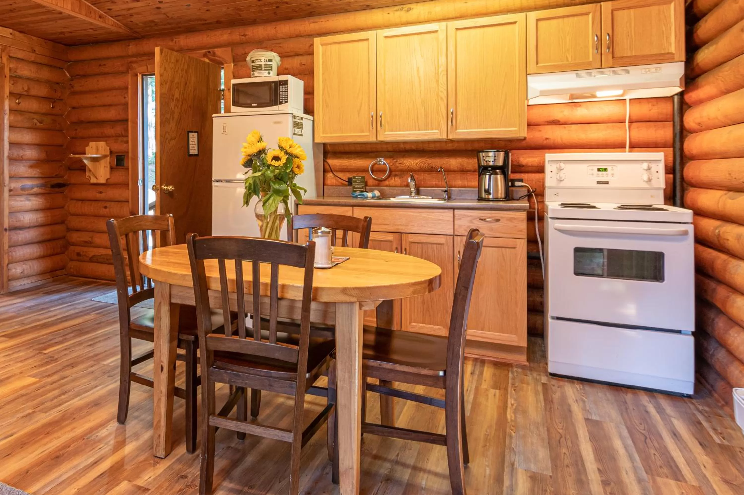 Coffee/tea facilities in Cusheon Lake Resort