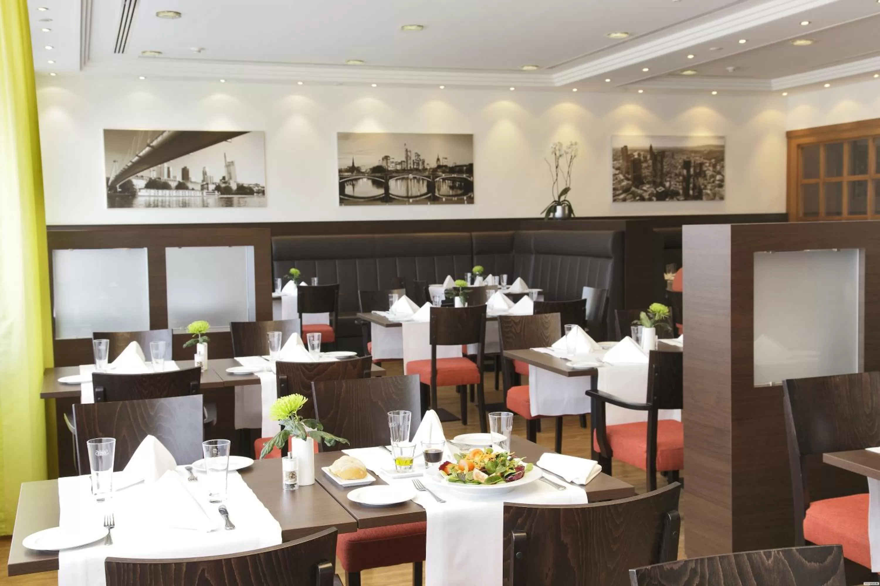 Restaurant/places to eat in H4 Hotel Frankfurt Messe