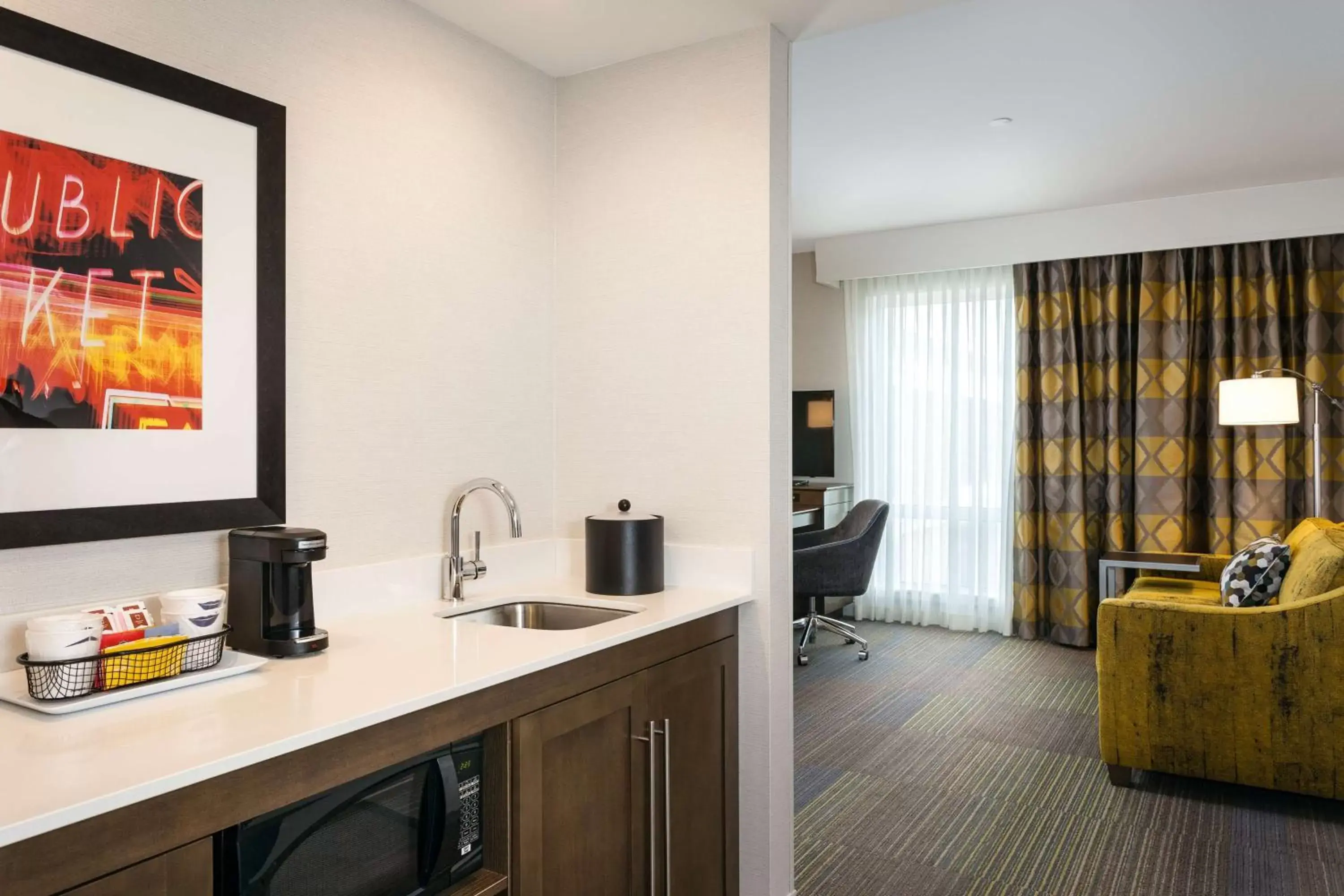 Kitchen or kitchenette, Kitchen/Kitchenette in Hampton Inn & Suites by Hilton Seattle/Northgate