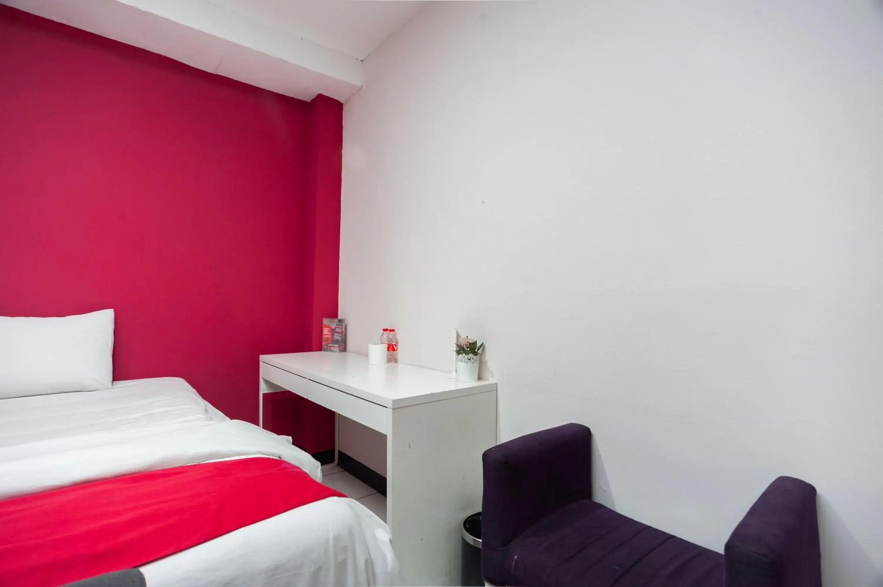 Bedroom, Bed in RedDoorz Plus near Mall Kelapa Gading