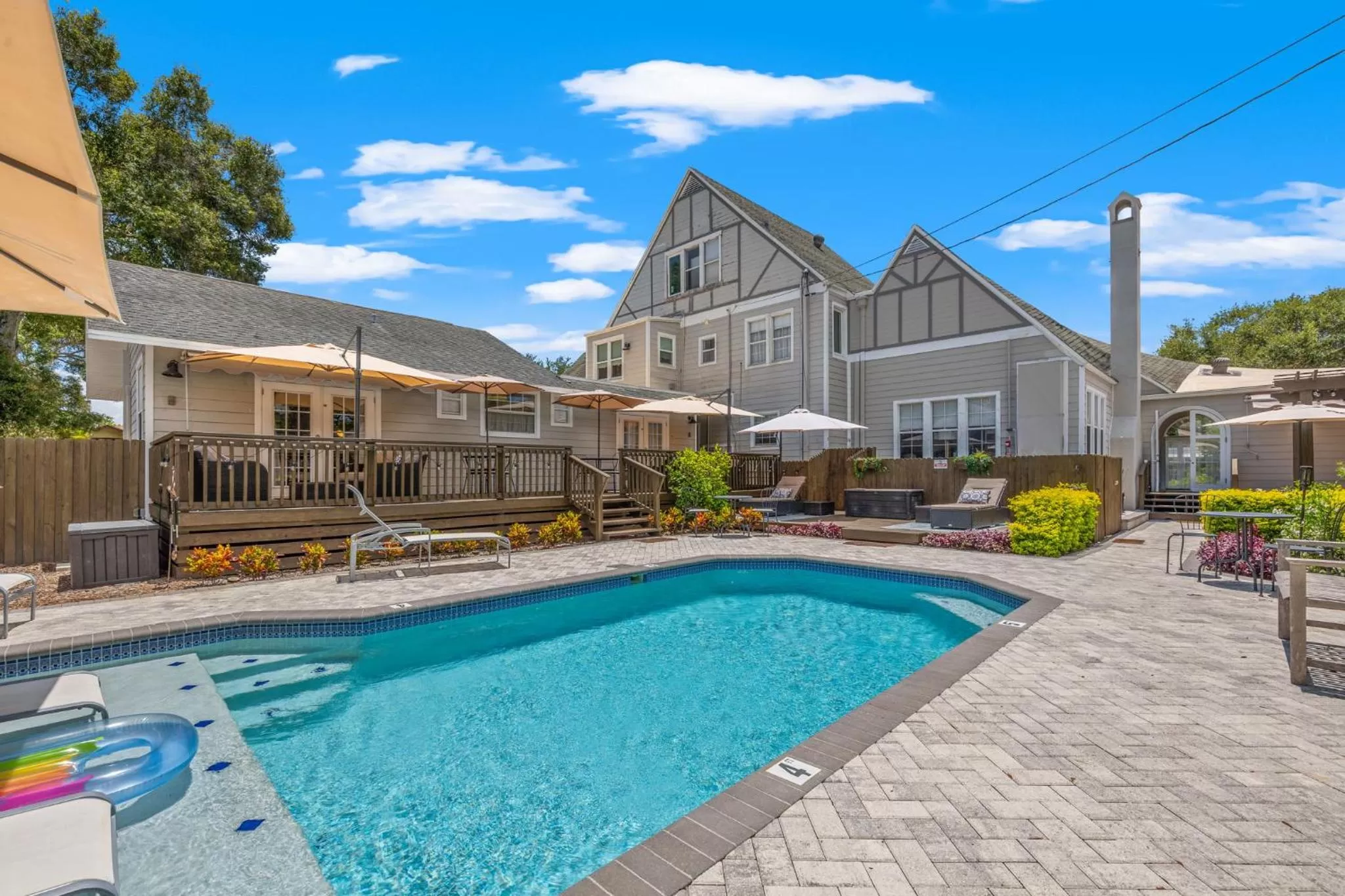 Summer, Property Building in The Kenwood Gables