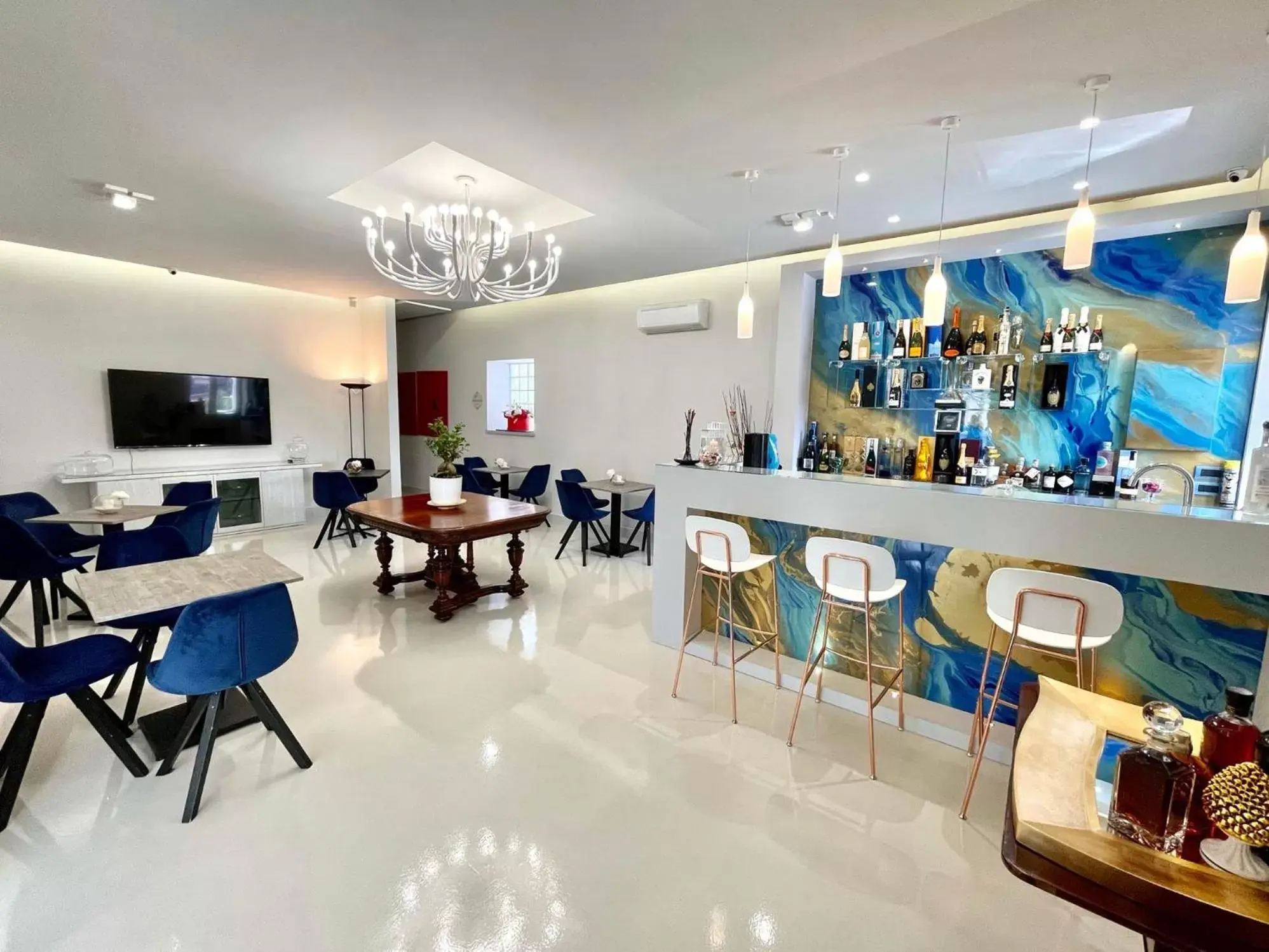 Lounge or bar, Restaurant/Places to Eat in Tribus Boutique Hotel