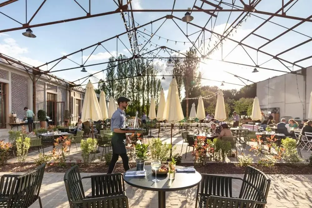 Patio, Restaurant/Places to Eat in Le Grand Pavillon Chantilly
