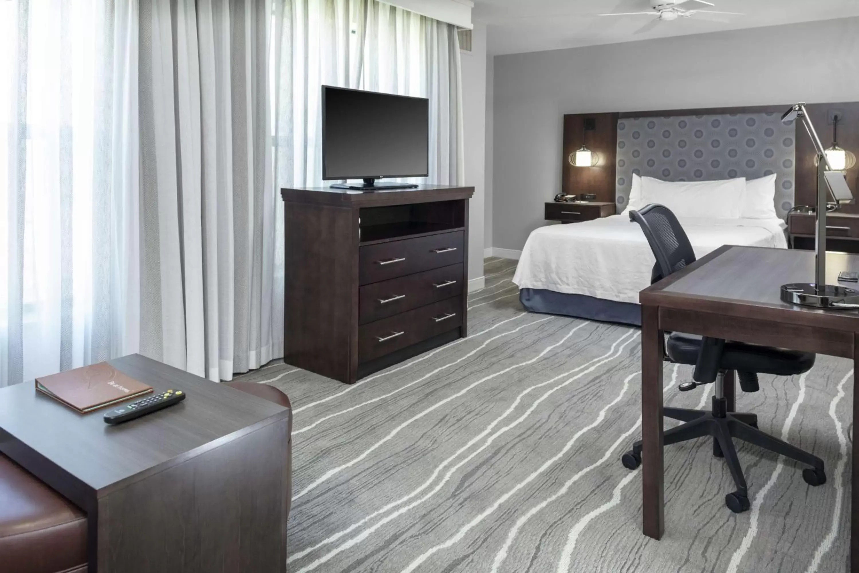 Bedroom, TV/Entertainment Center in Homewood Suites by Hilton Columbia