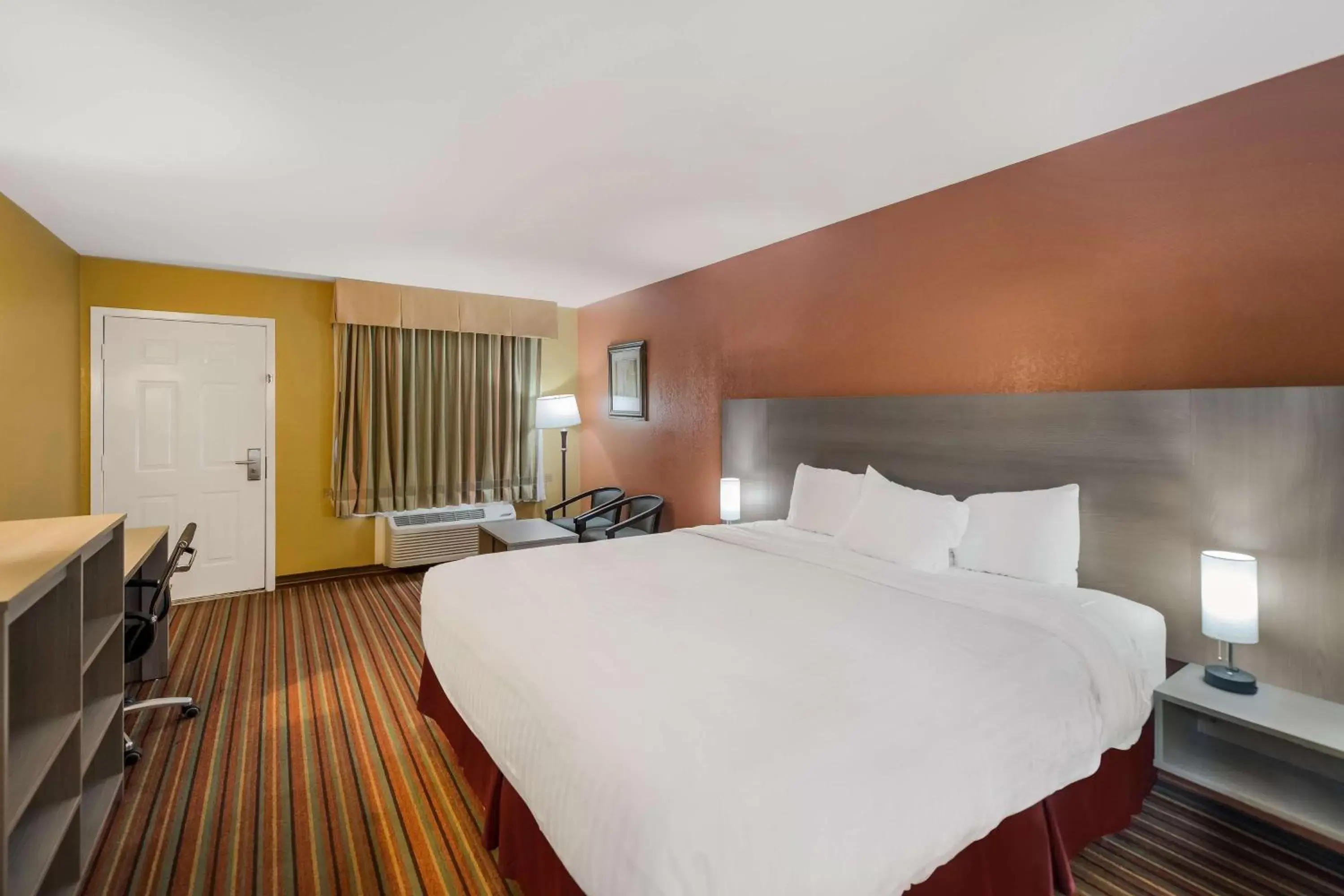 Bedroom, Bed in SureStay Hotel by Best Western Mt Pleasant