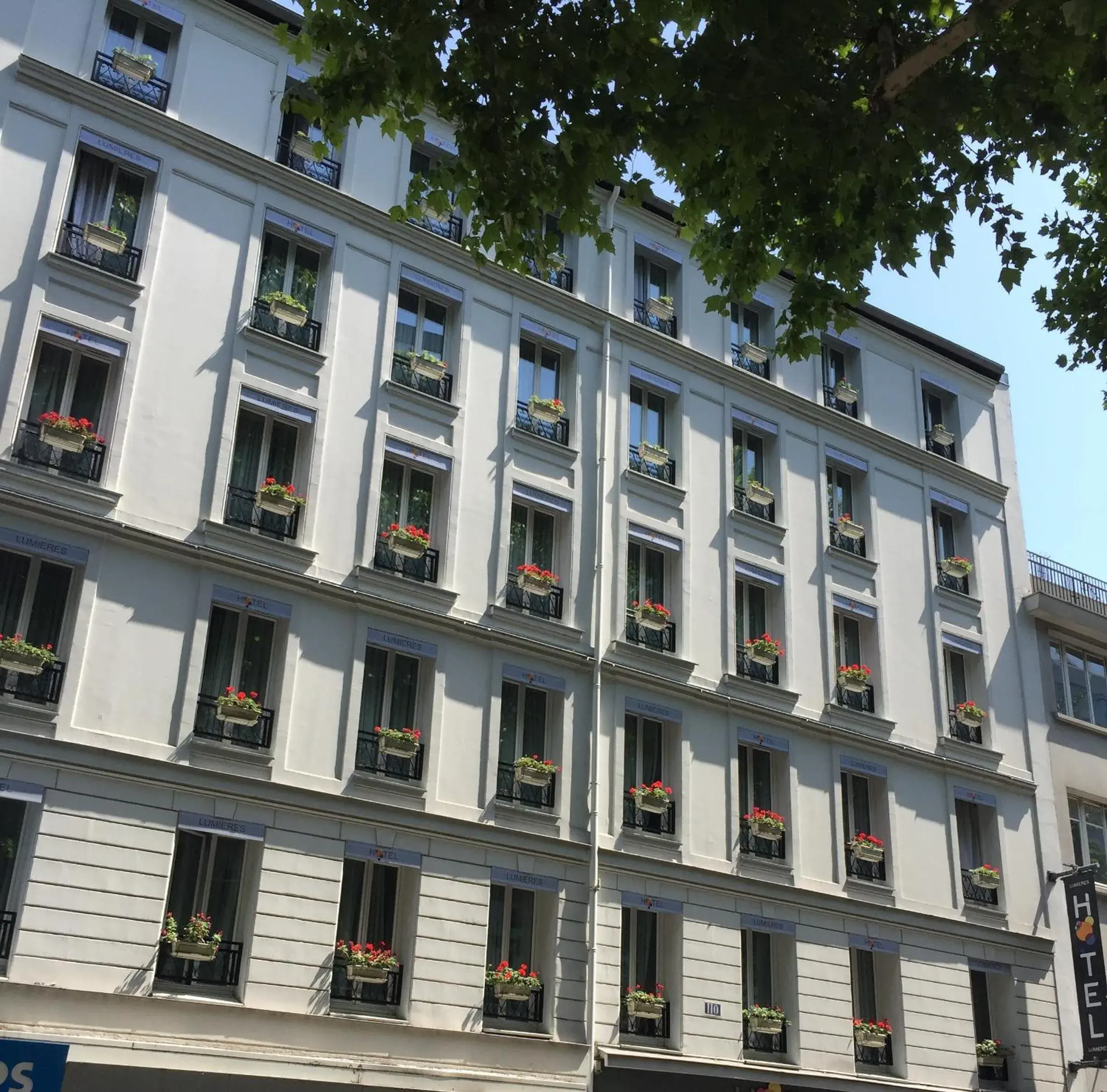 Facade/entrance, Property Building in Hôtel Lumières Montmartre Paris