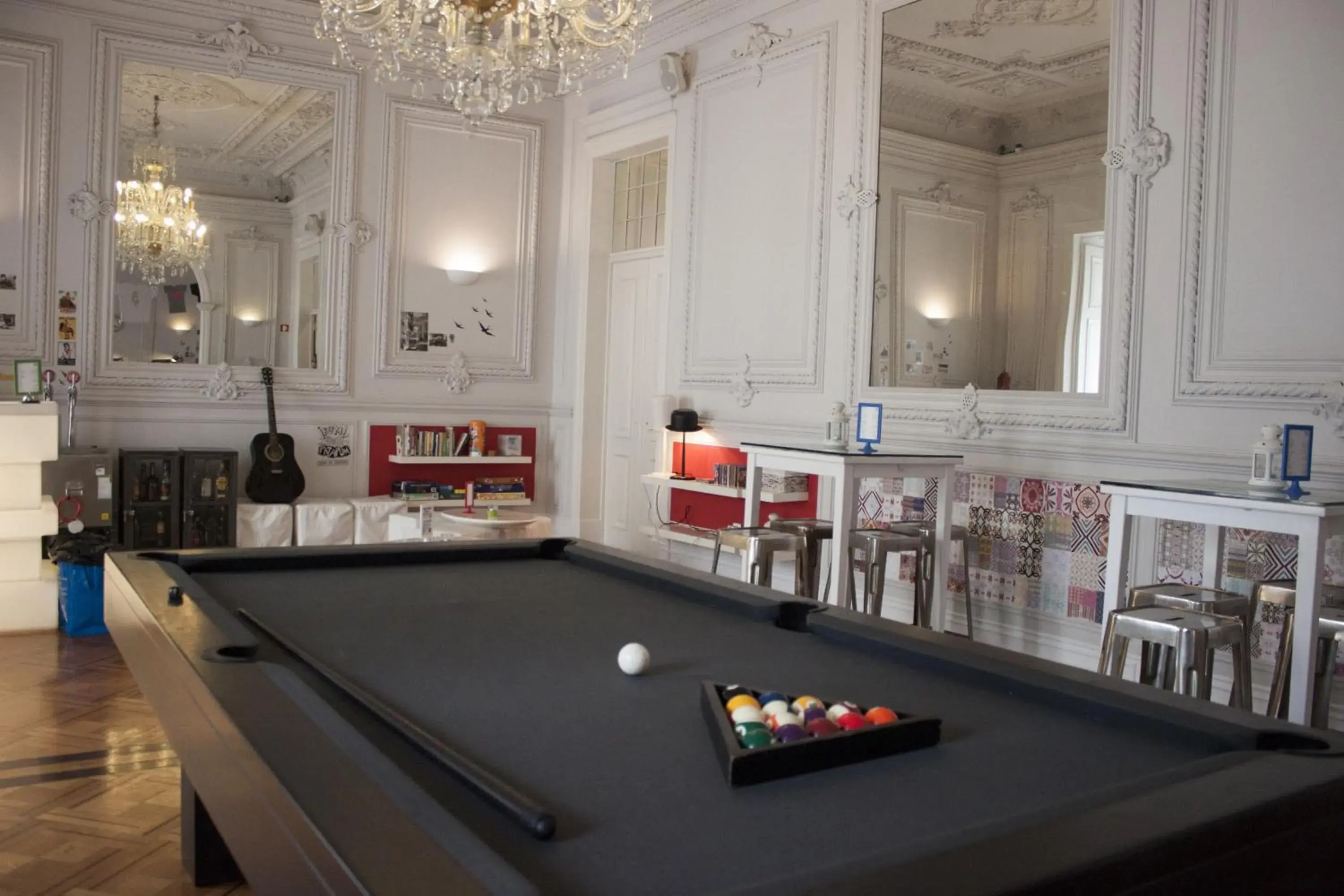 Communal lounge/ TV room, Billiards in Lisb'on Hostel