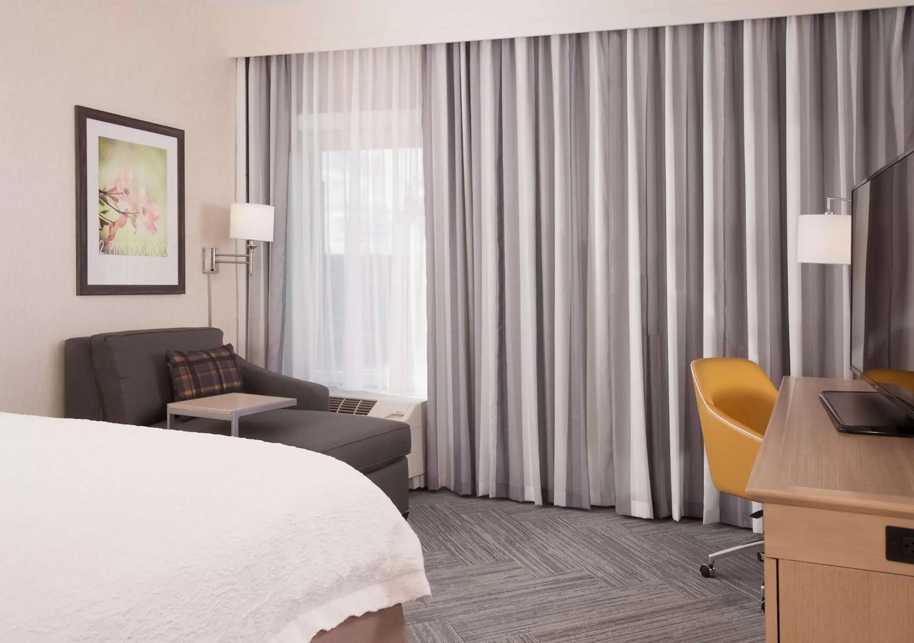 Bed, Seating Area in Hampton Inn & Suites by Hilton Augusta-Washington Rd