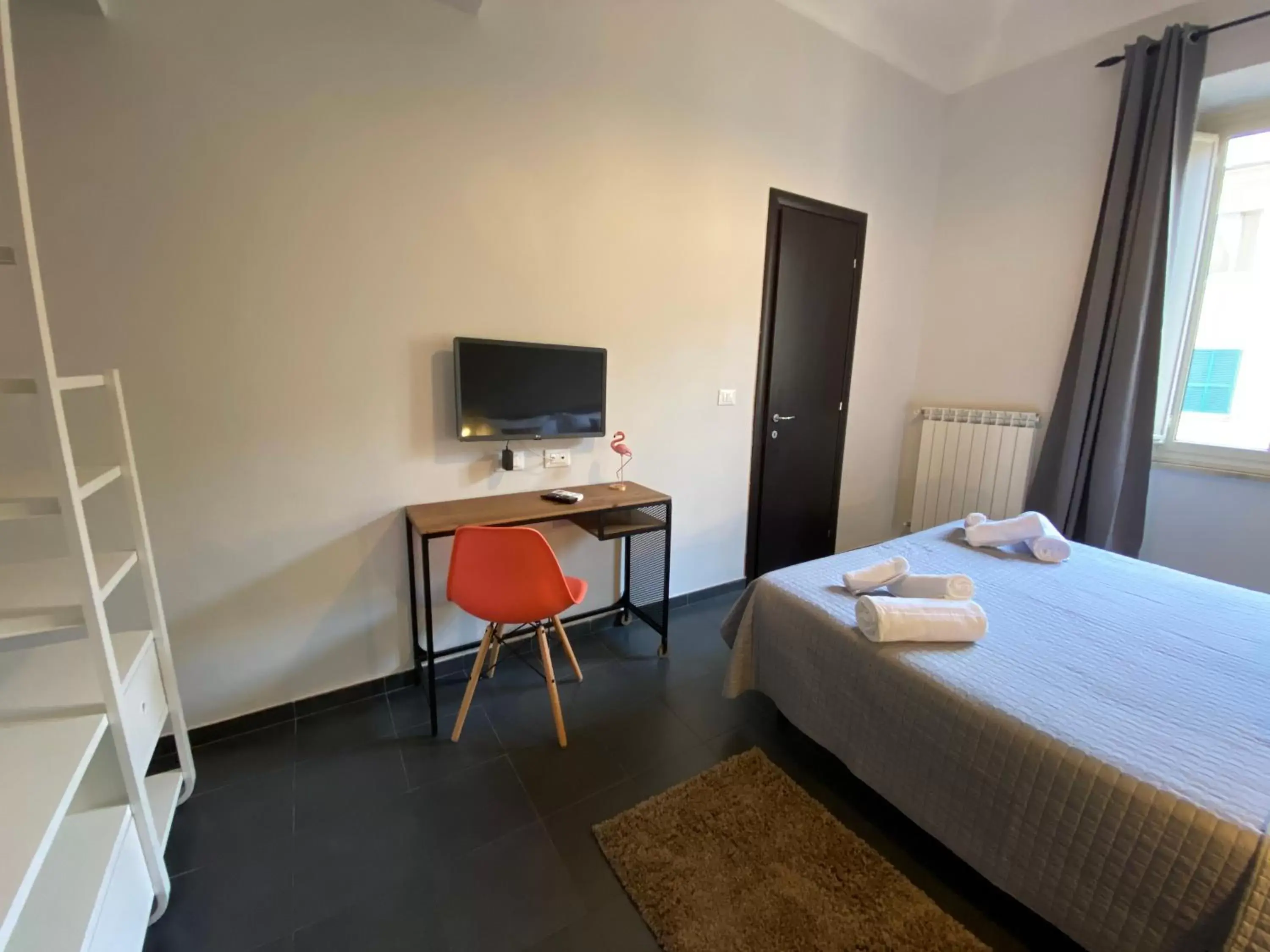 TV and multimedia, TV/Entertainment Center in Guest House Rome