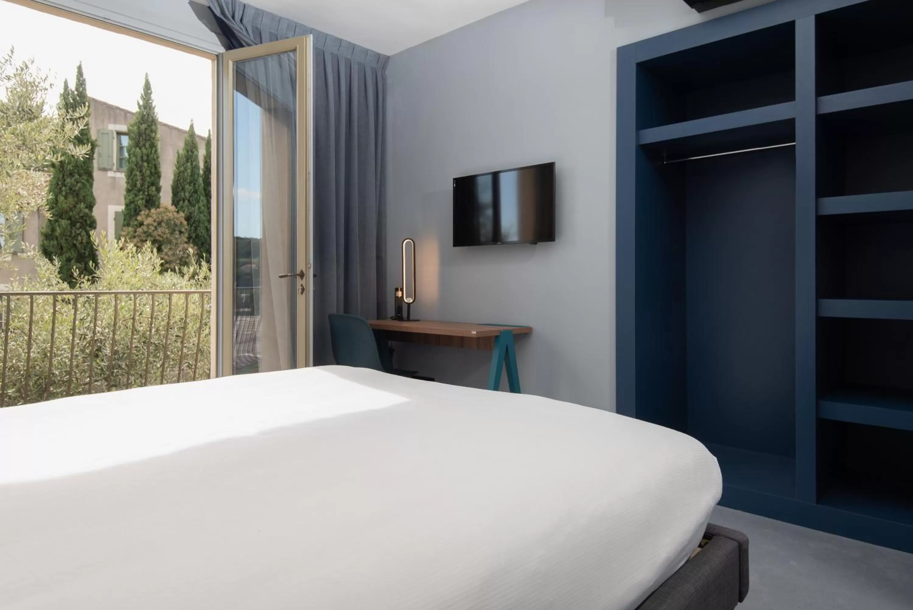 Photo of the whole room, Bed in Hôtel Montmorency & Spa