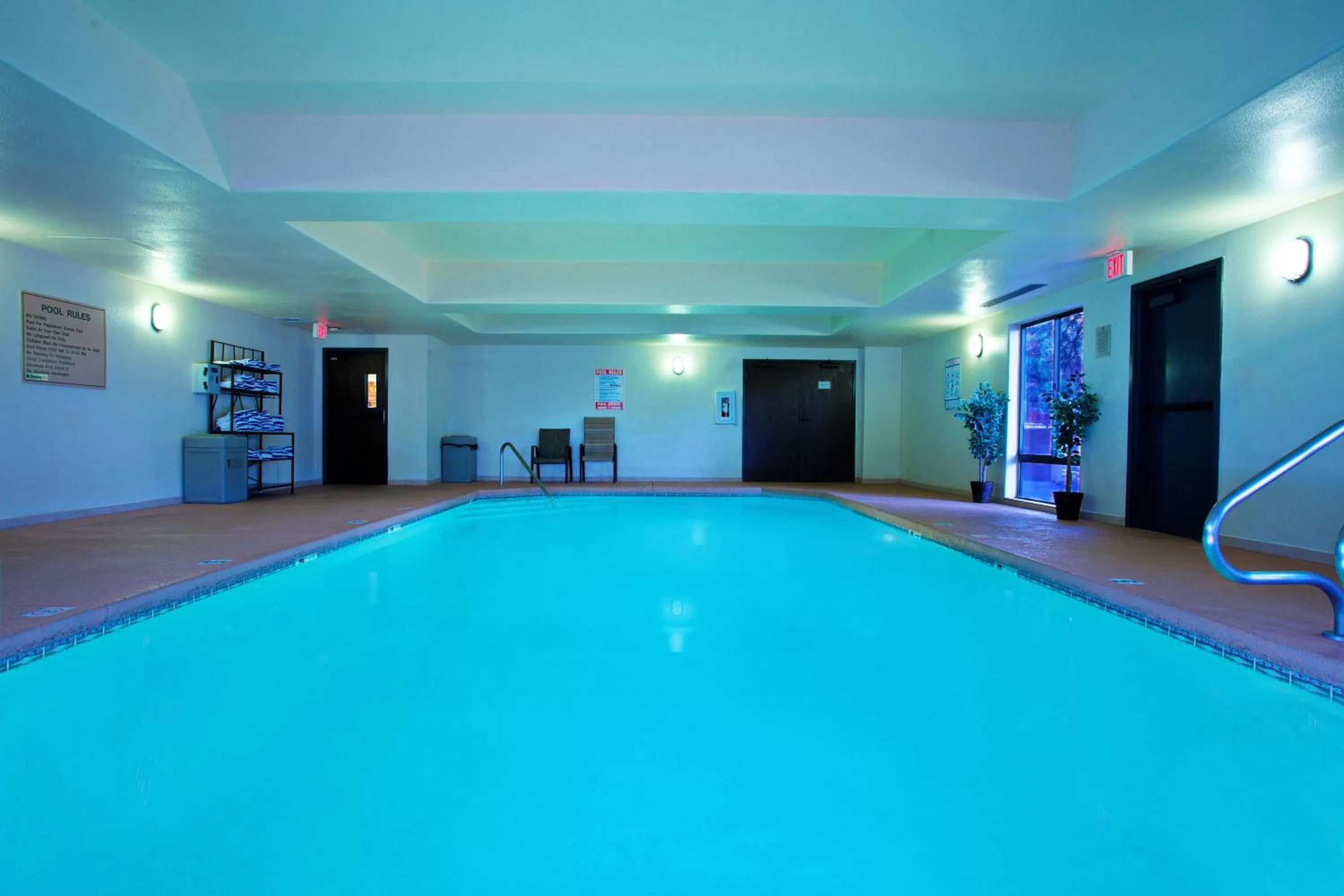 Swimming pool in Country Inn & Suites by Radisson, Flagstaff, AZ