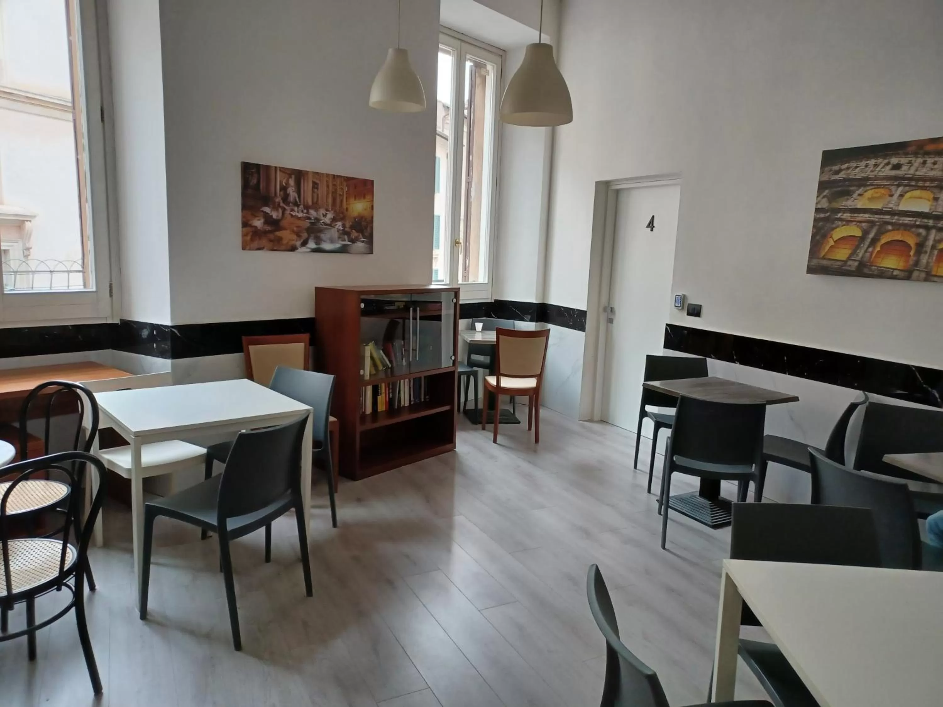 Communal lounge/ TV room in Hotel Mimosa Pantheon