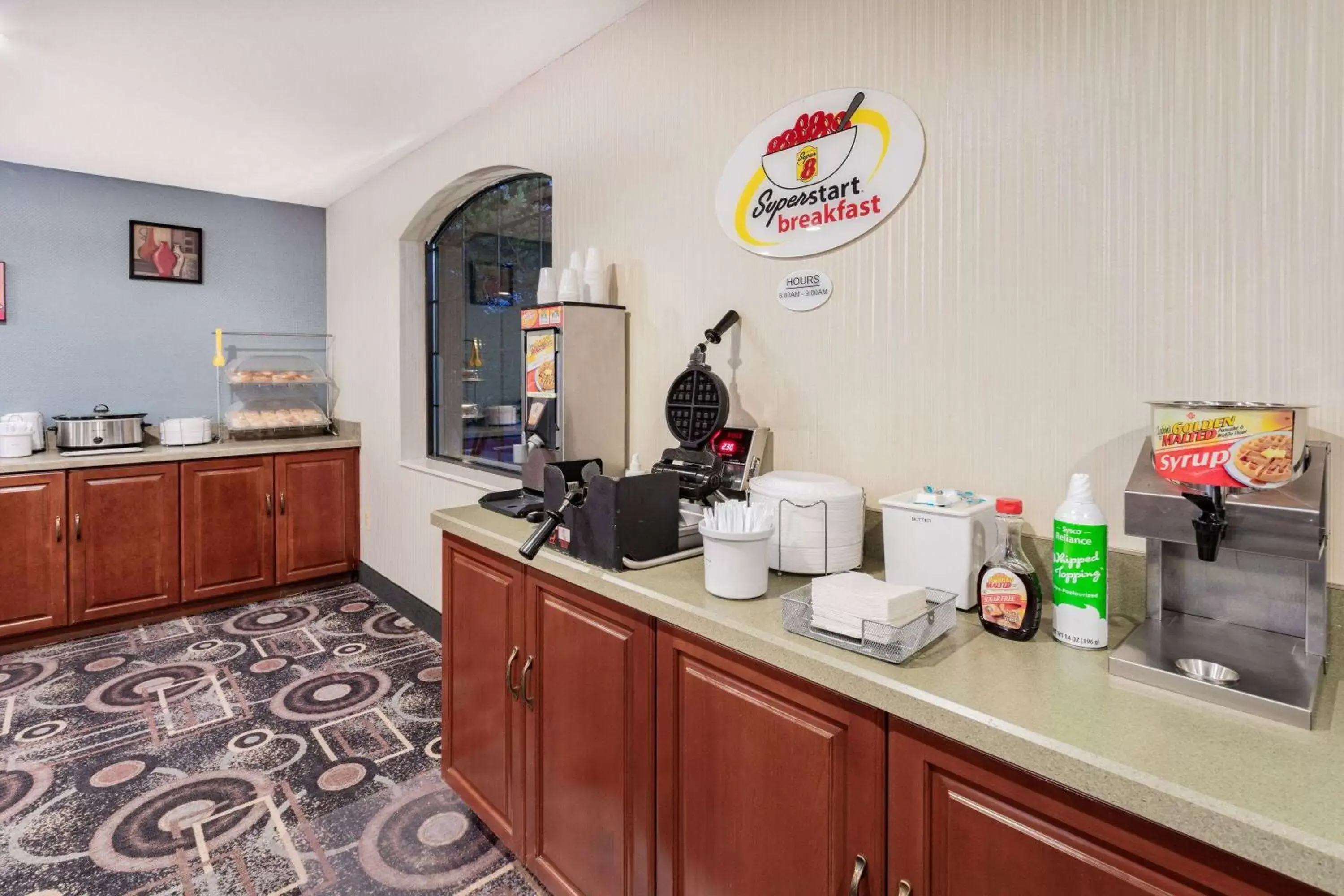 Breakfast, Kitchen/Kitchenette in Super 8 by Wyndham Marysville/Port Huron Area