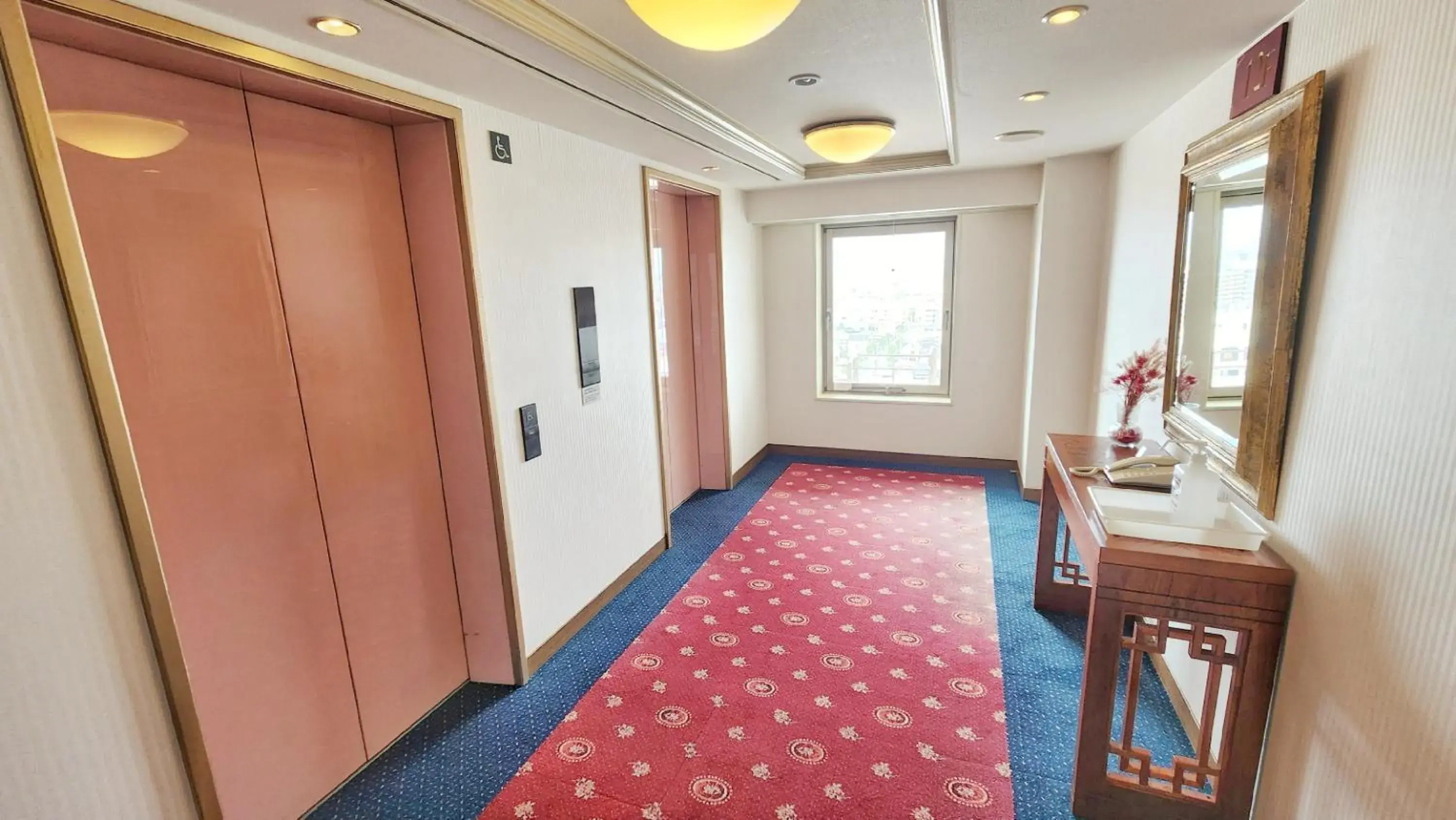 elevator in Bellevue Garden Hotel