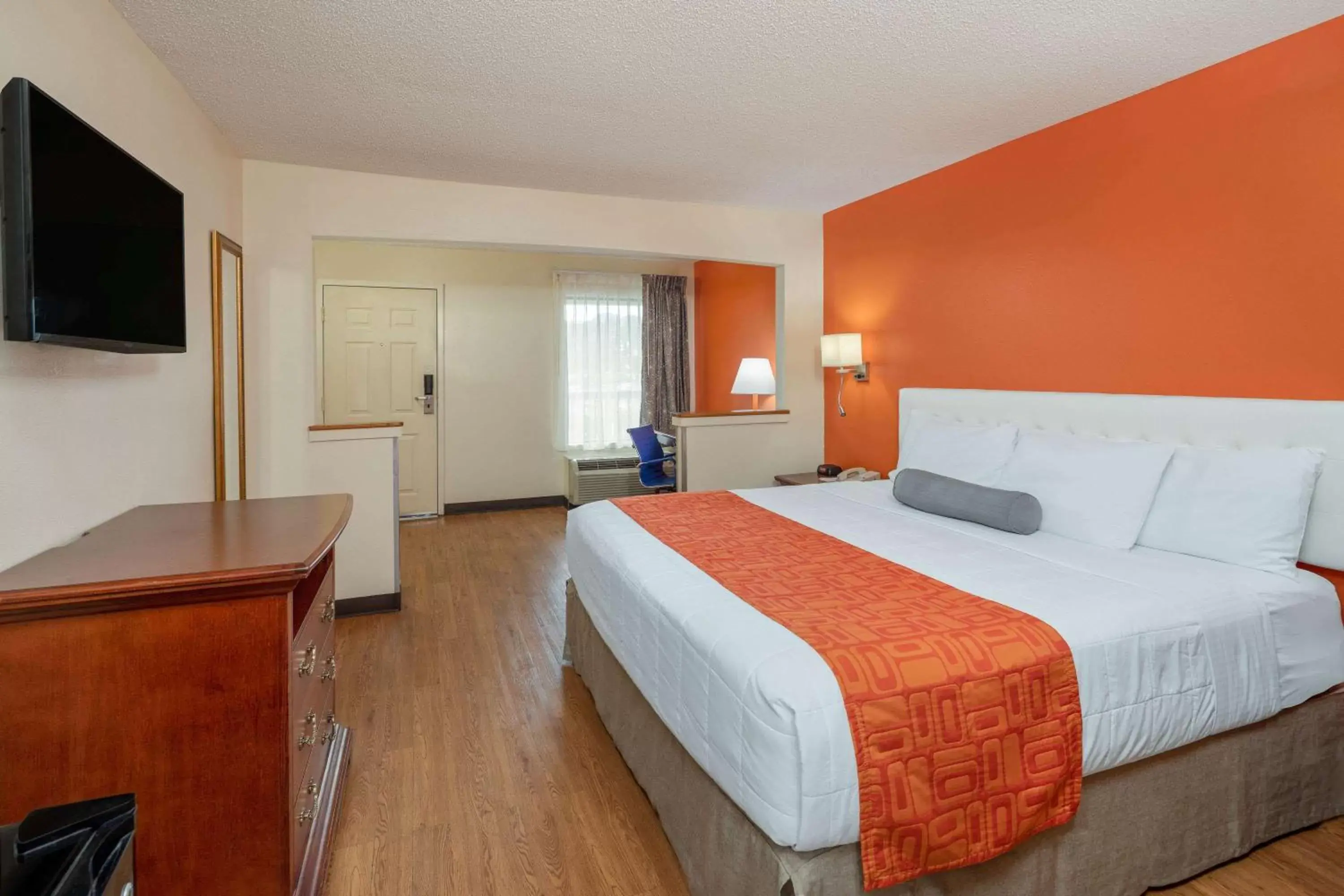 Photo of the whole room, Bed in Howard Johnson by Wyndham Savannah GA