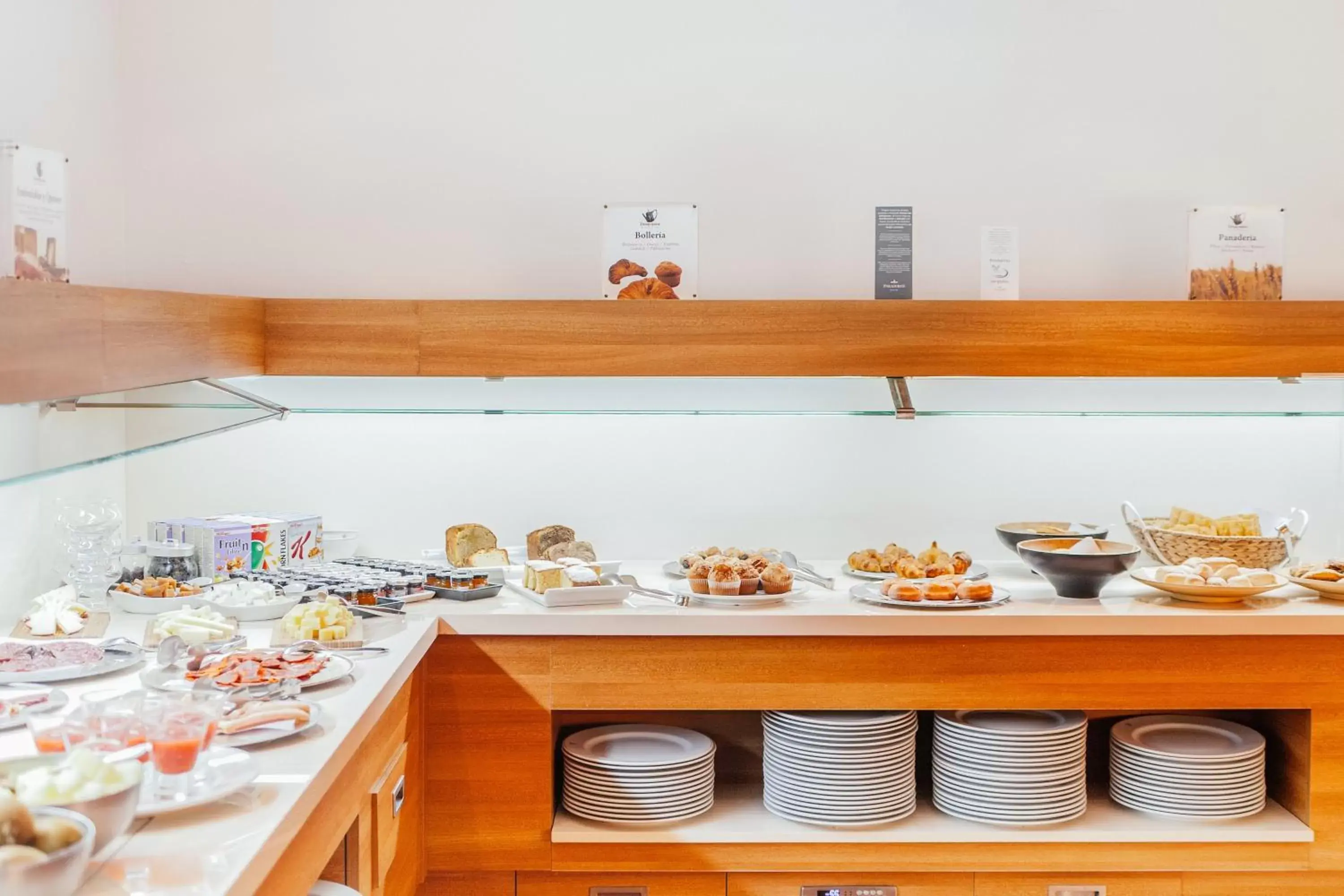 Buffet breakfast, Kitchen/Kitchenette in Parador de Manzanares