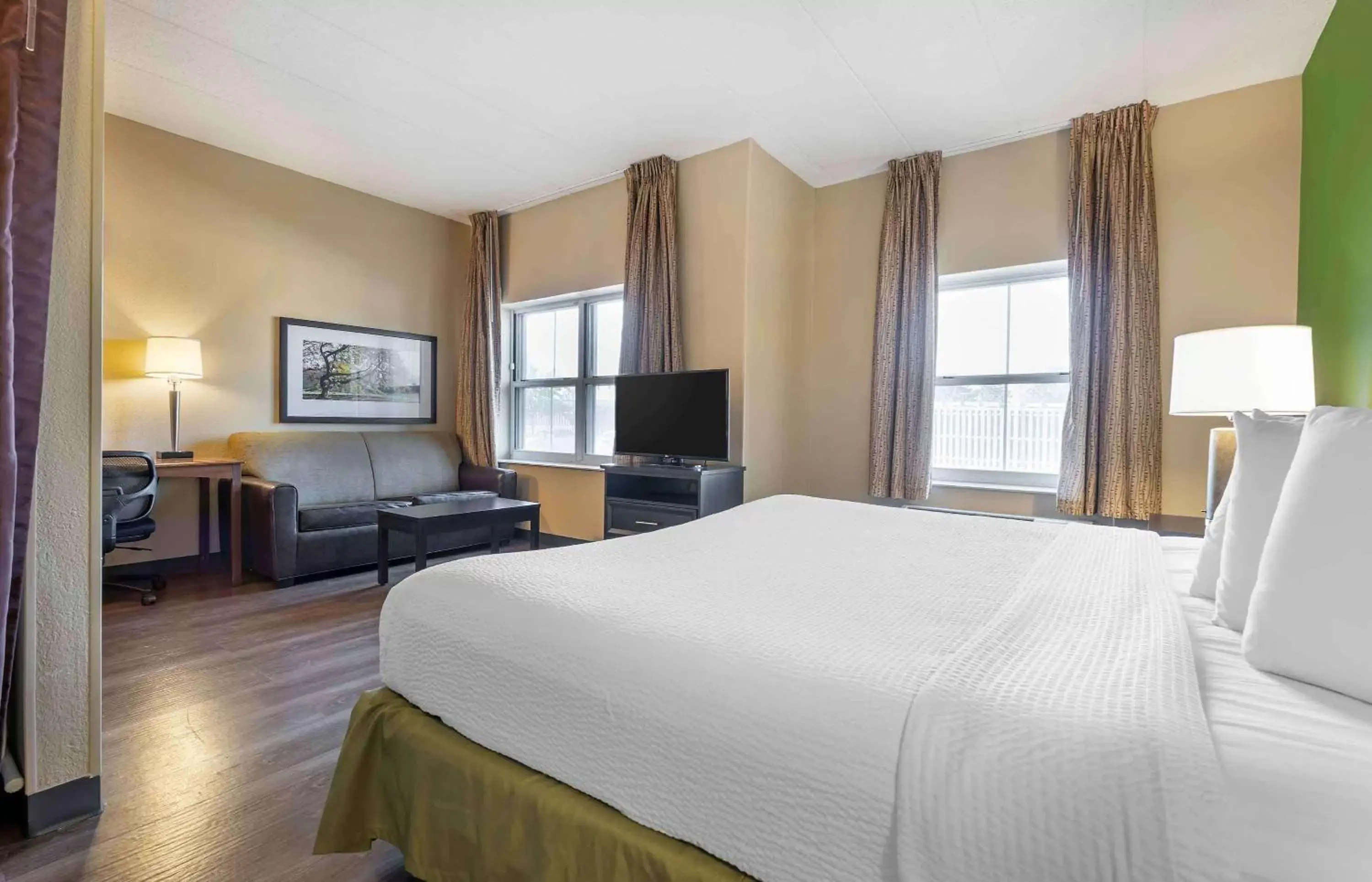 Bedroom, TV/Entertainment Center in Extended Stay America Suites - Chicago - O'Hare - Allstate Arena