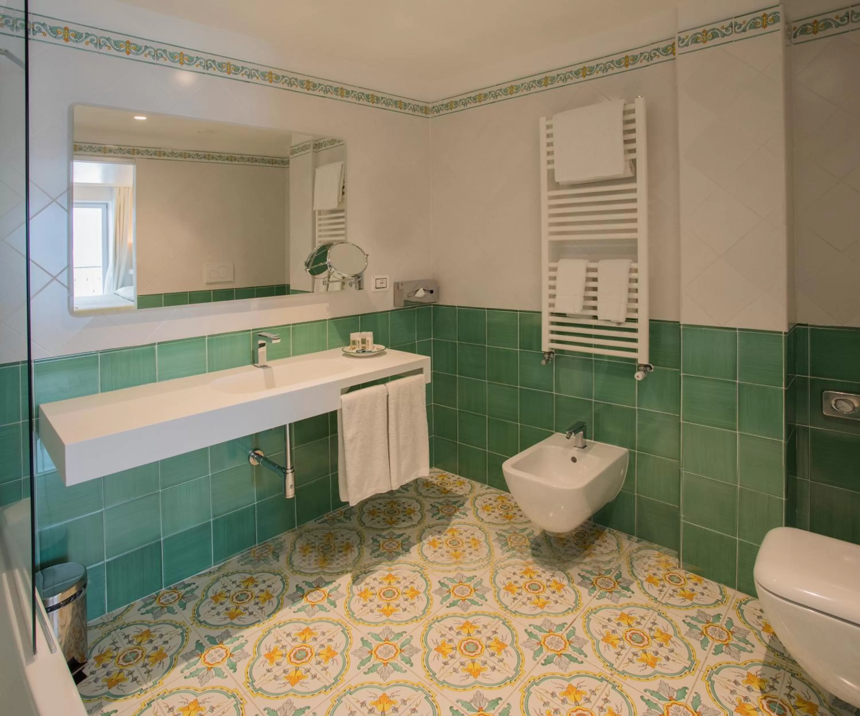 Bathroom in Lloyd's Baia Hotel