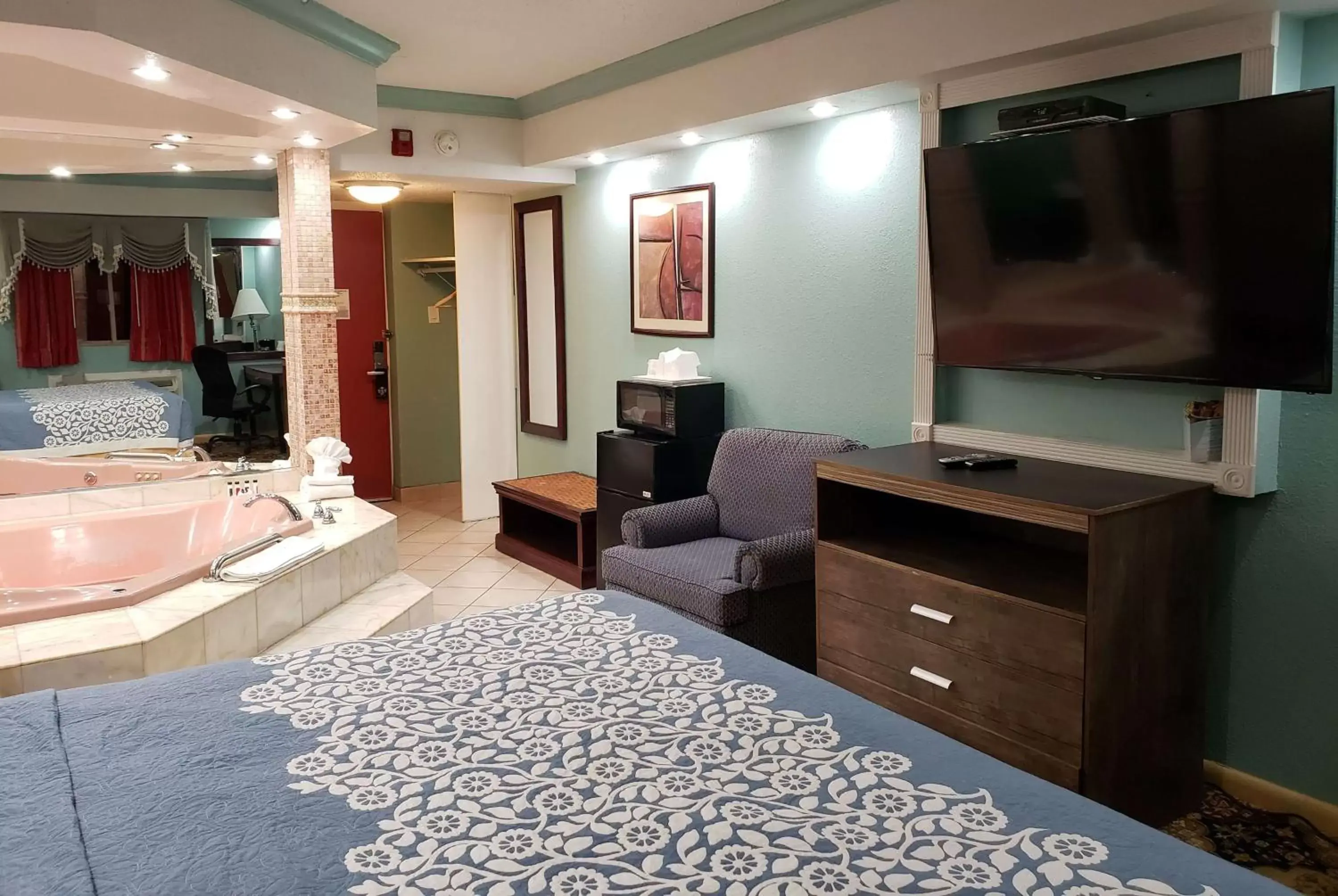 Photo of the whole room, TV/Entertainment Center in Days Inn by Wyndham Nanuet / Spring Valley