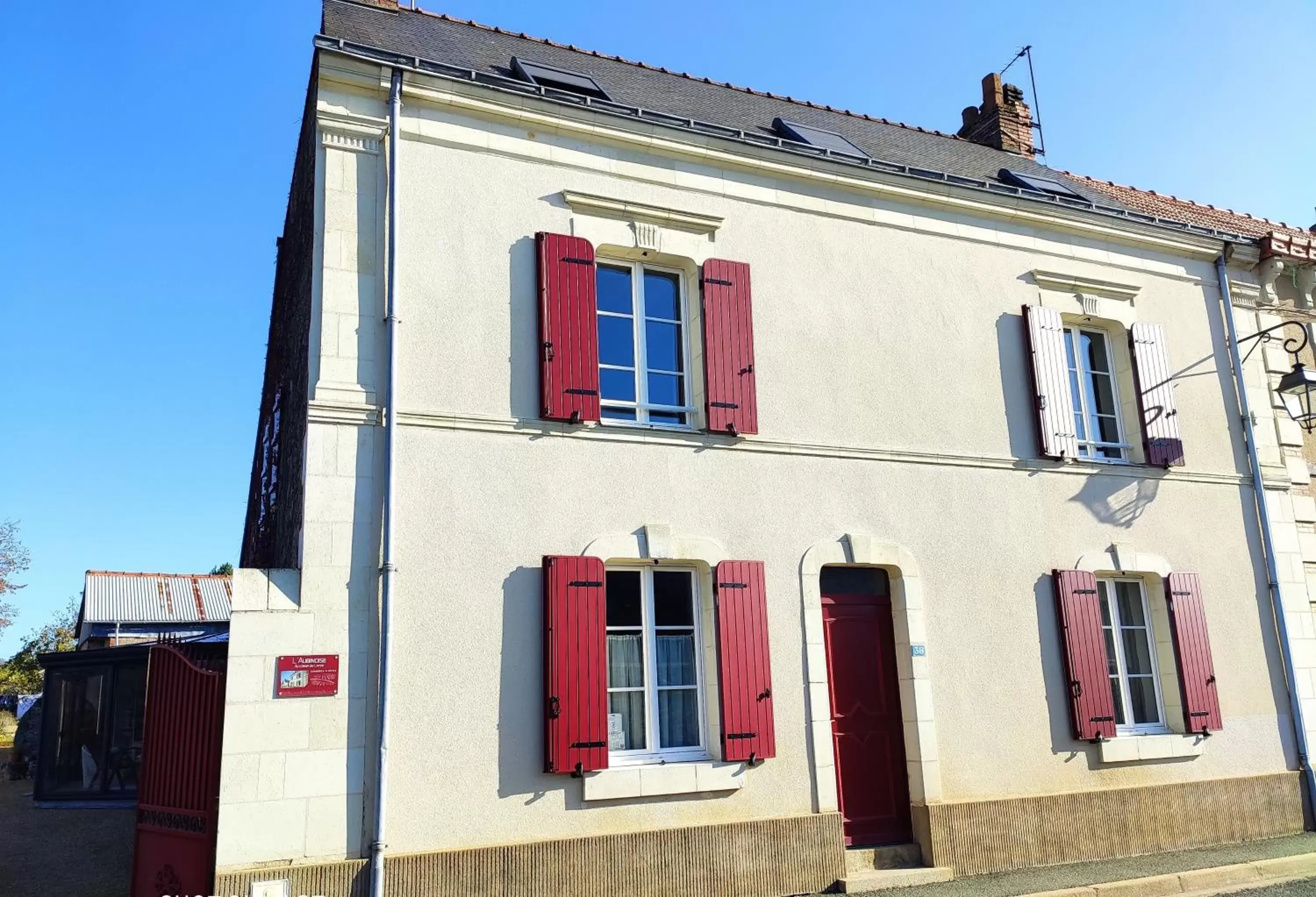 Facade/entrance, Property Building in L'Aubinoise