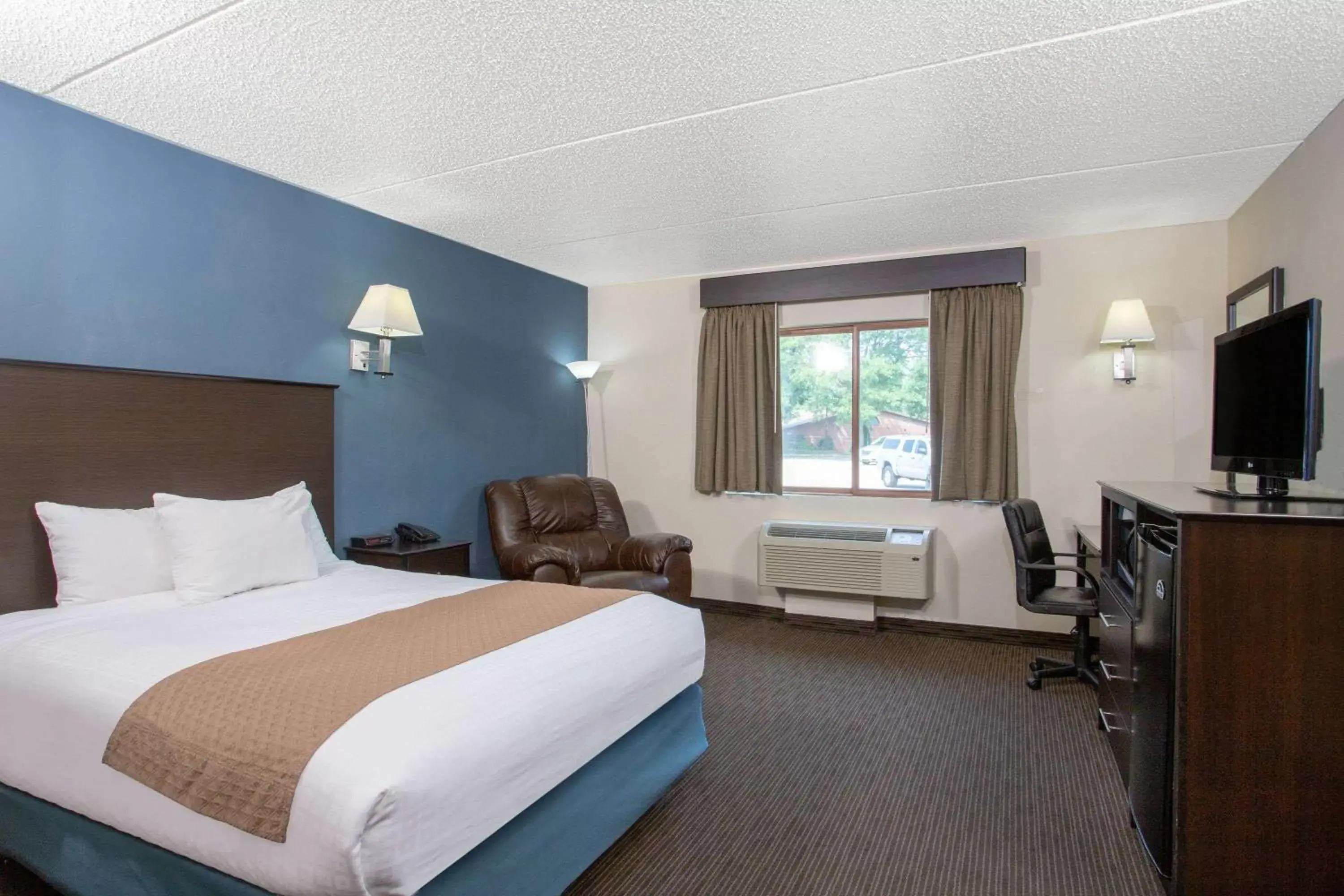 Photo of the whole room, Bed in AmericInn by Wyndham Green Bay West