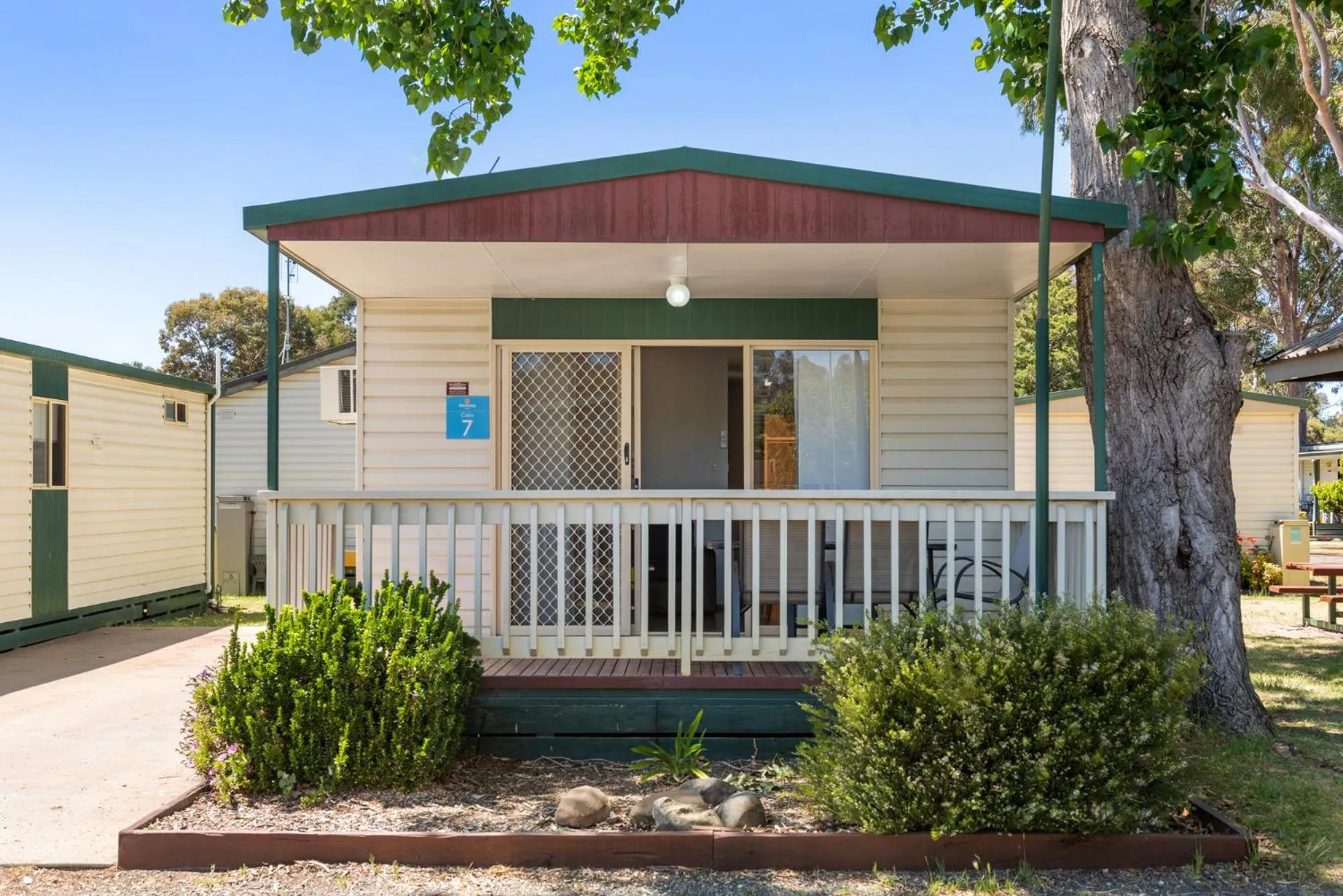 Standard 2 Bedroom Cabin - Sleeps 5 in Discovery Parks - Maidens Inn Moama