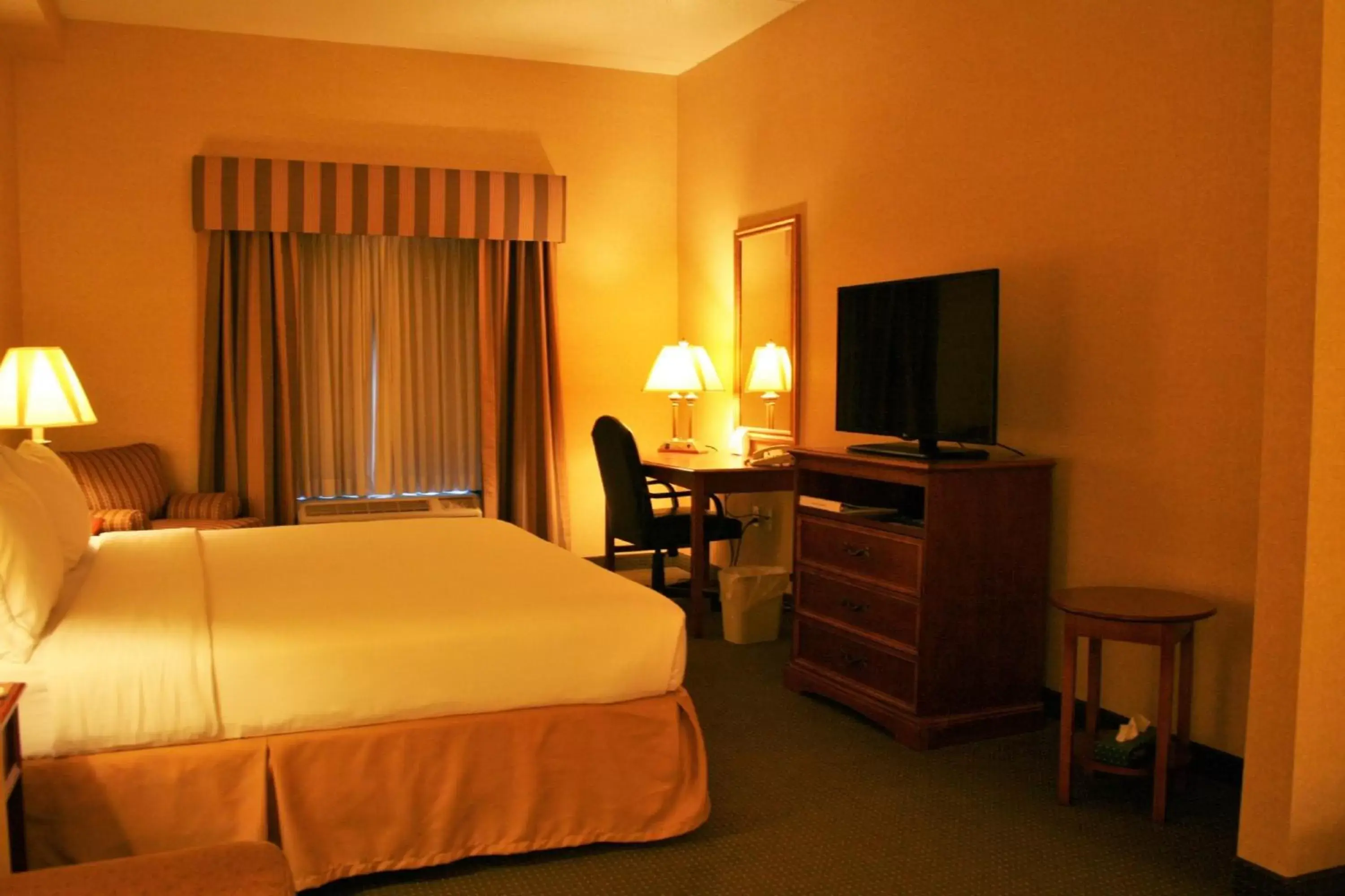 Photo of the whole room, Bed in Holiday Inn Express Hotel & Suites Drums-Hazelton, an IHG Hotel