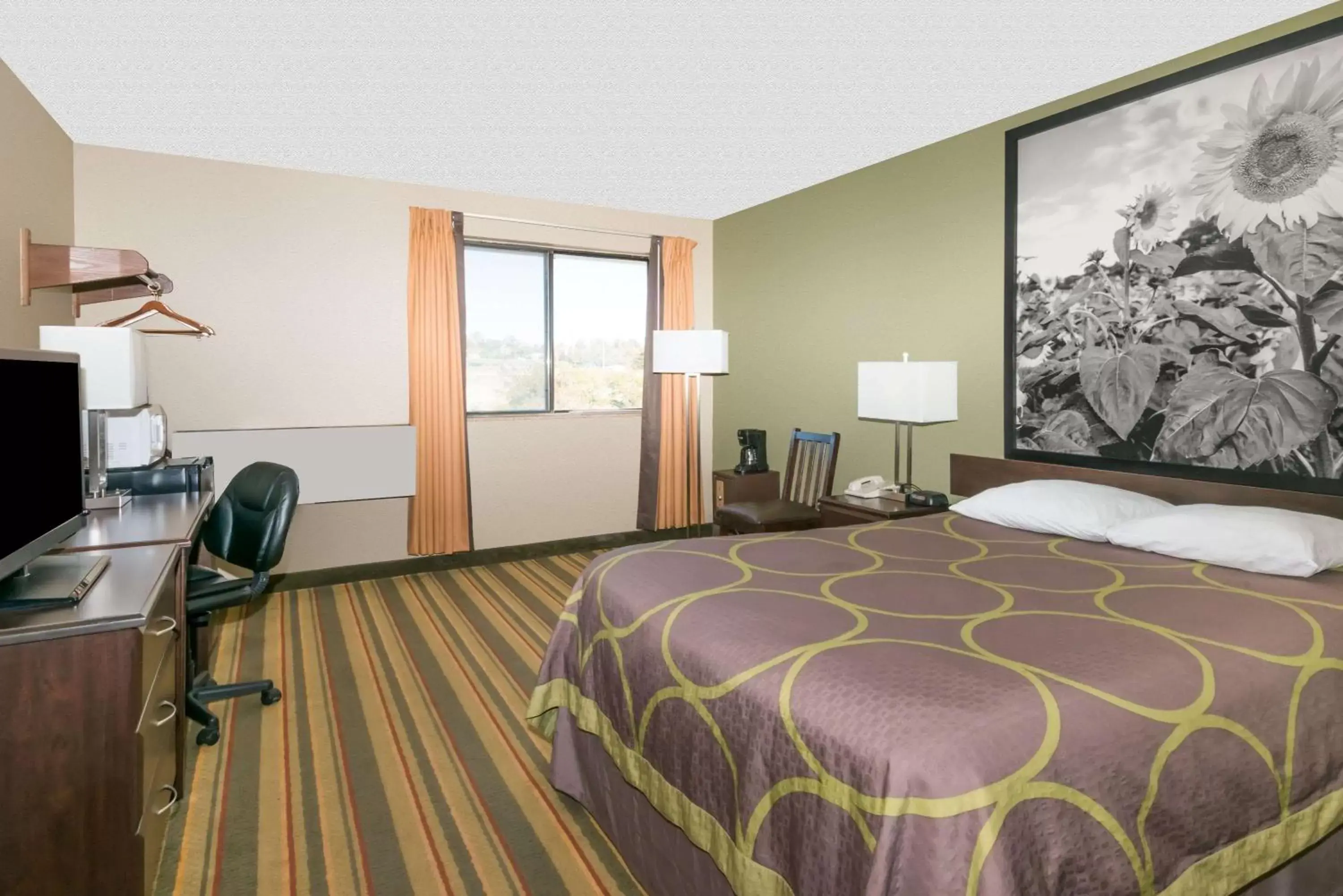 Bedroom, Bed in Super 8 by Wyndham Topeka/Wanamaker RD/I-70 Bedroom, Bed in Super 8 by Wyndham Topeka/Wanamaker RD/I-70