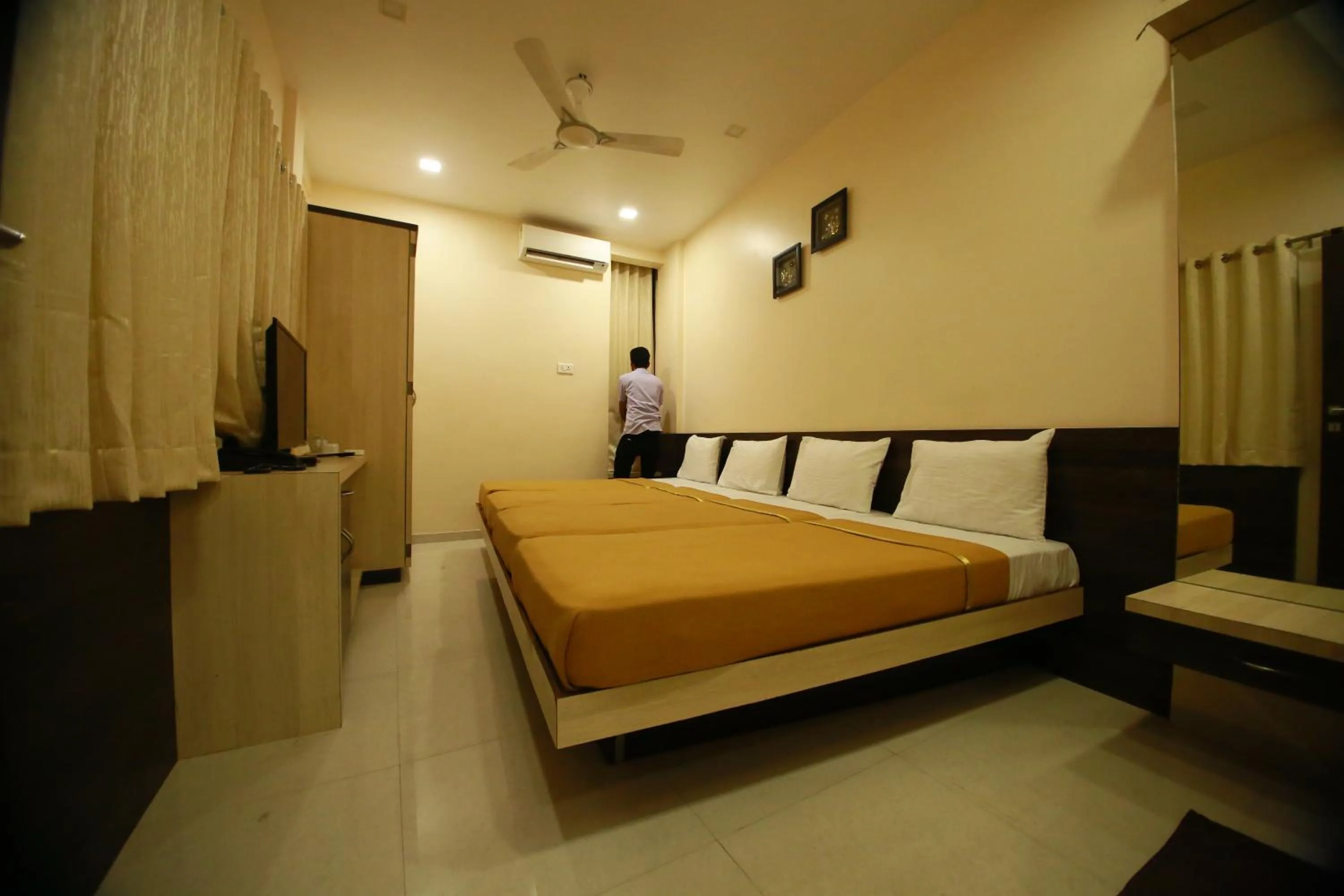 Bedroom, Bed in Hotel Madhuri Executive