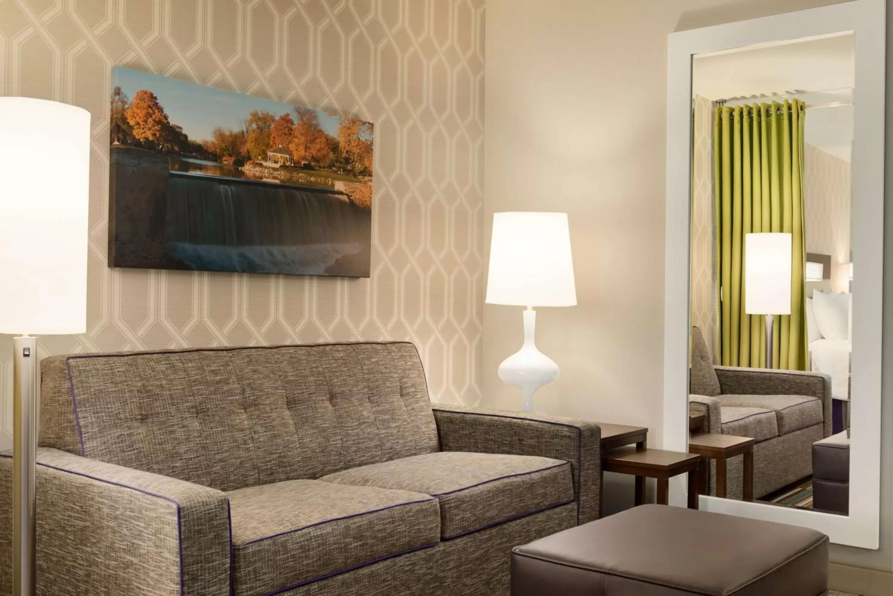 Living room, Seating Area in Home2 Suites By Hilton Menomonee Falls Milwaukee
