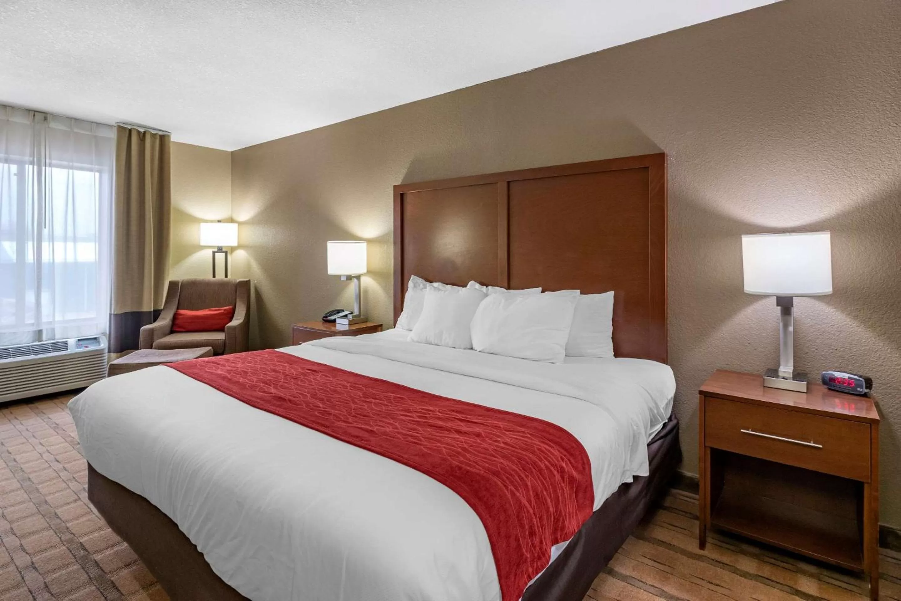 Photo of the whole room, Bed in Comfort Inn & Suites Cedar Rapids North - Collins Road