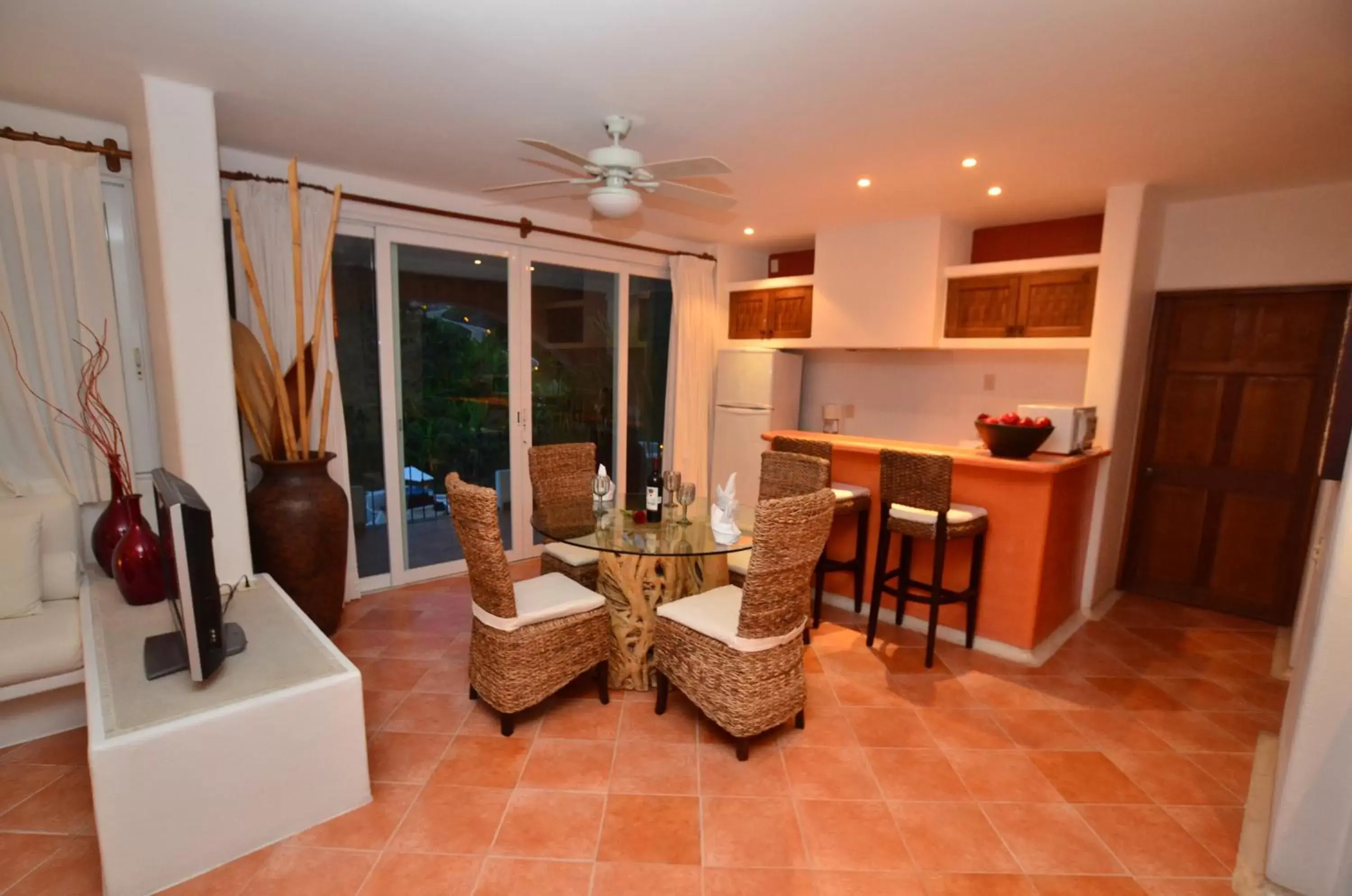 Kitchen or kitchenette, Seating Area in Pacifica Resort Ixtapa