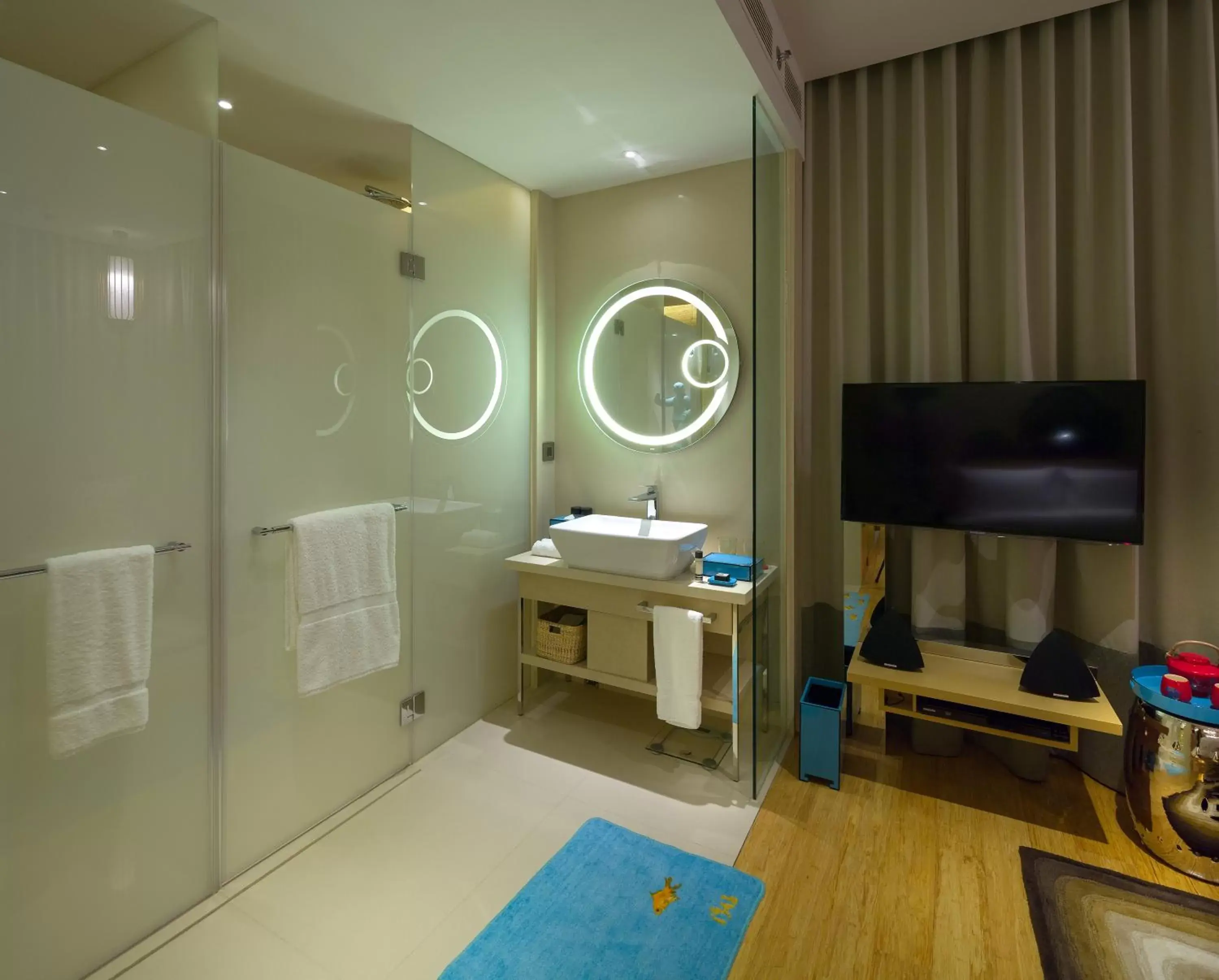 Toilet, TV/Entertainment Center in Hotel Indigo Hong Kong Island, an IHG Hotel