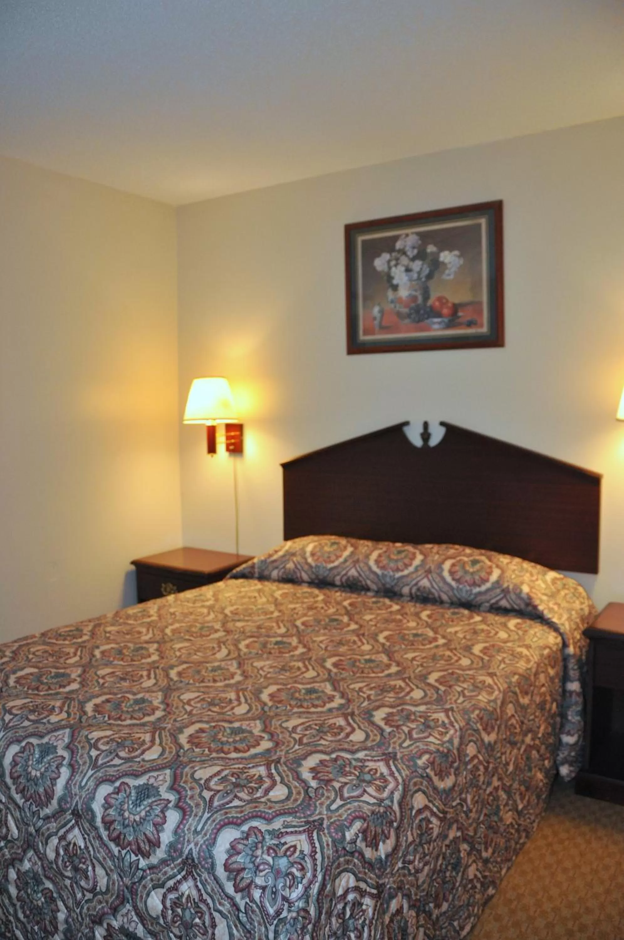 Bed in MERRIMAC INN & SUITES