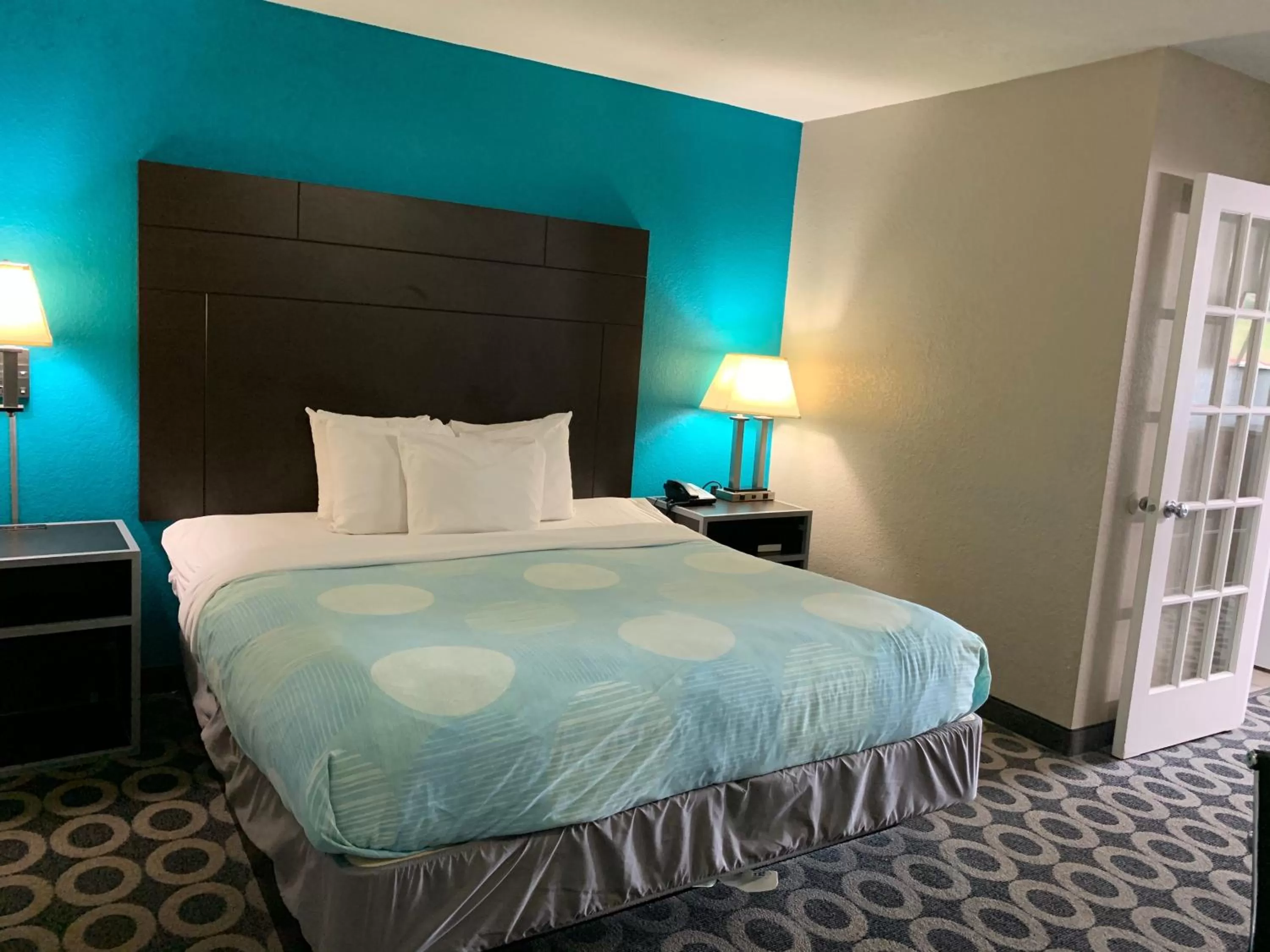 Bedroom, Bed in Travelodge by Wyndham San Antonio Downtown Northeast