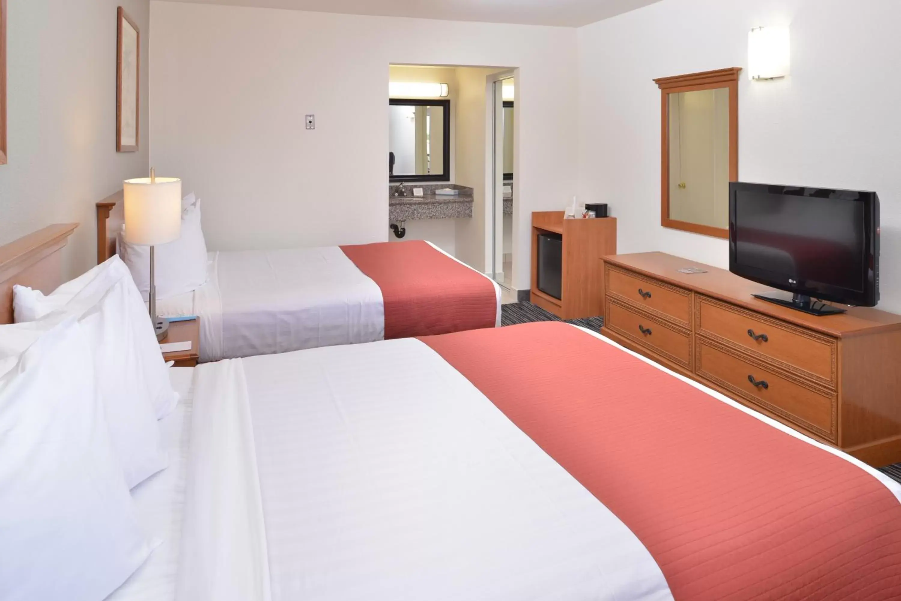 Queen Room with Two Queen Beds - Non-Smoking in Pleasant Inn Queen Room with Two Queen Beds - Non-Smoking in Pleasant Inn