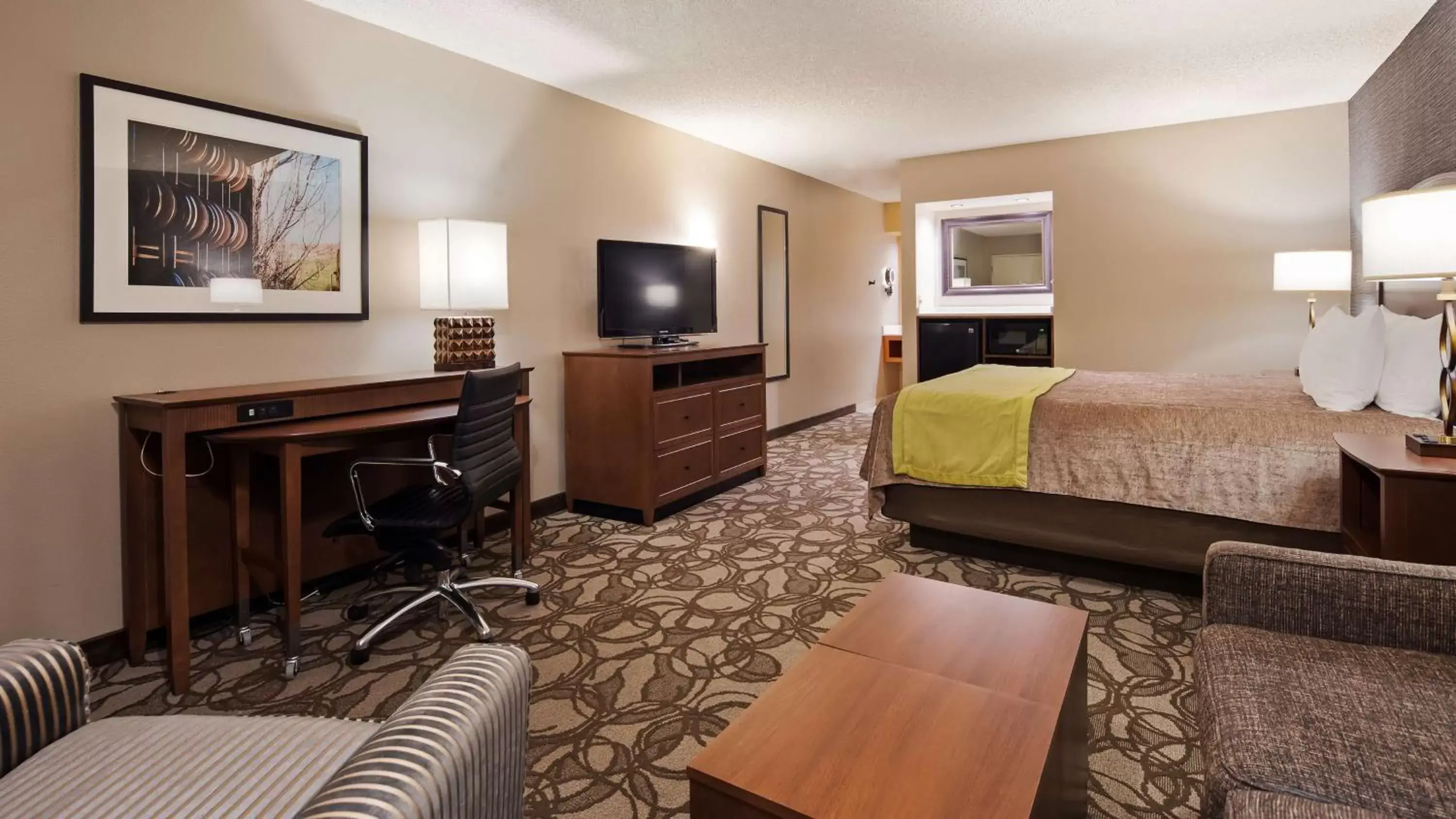 Photo of the whole room, TV/Entertainment Center in Best Western Plus Black Oak