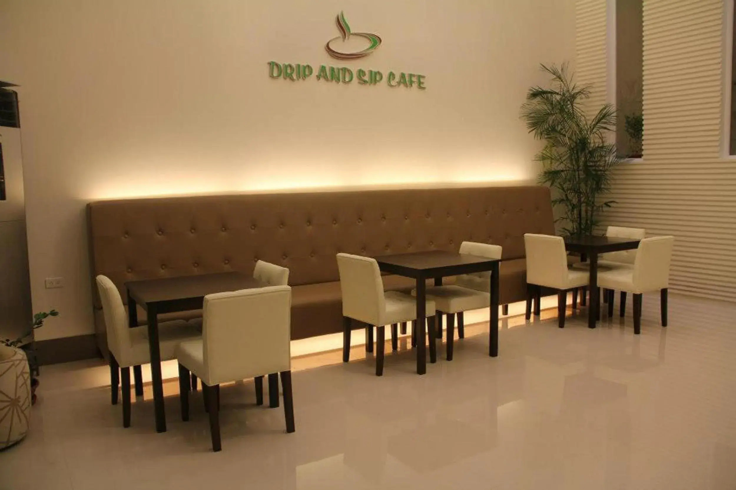 Lounge or bar in Manhattan Suites Inn Lounge or bar in Manhattan Suites Inn