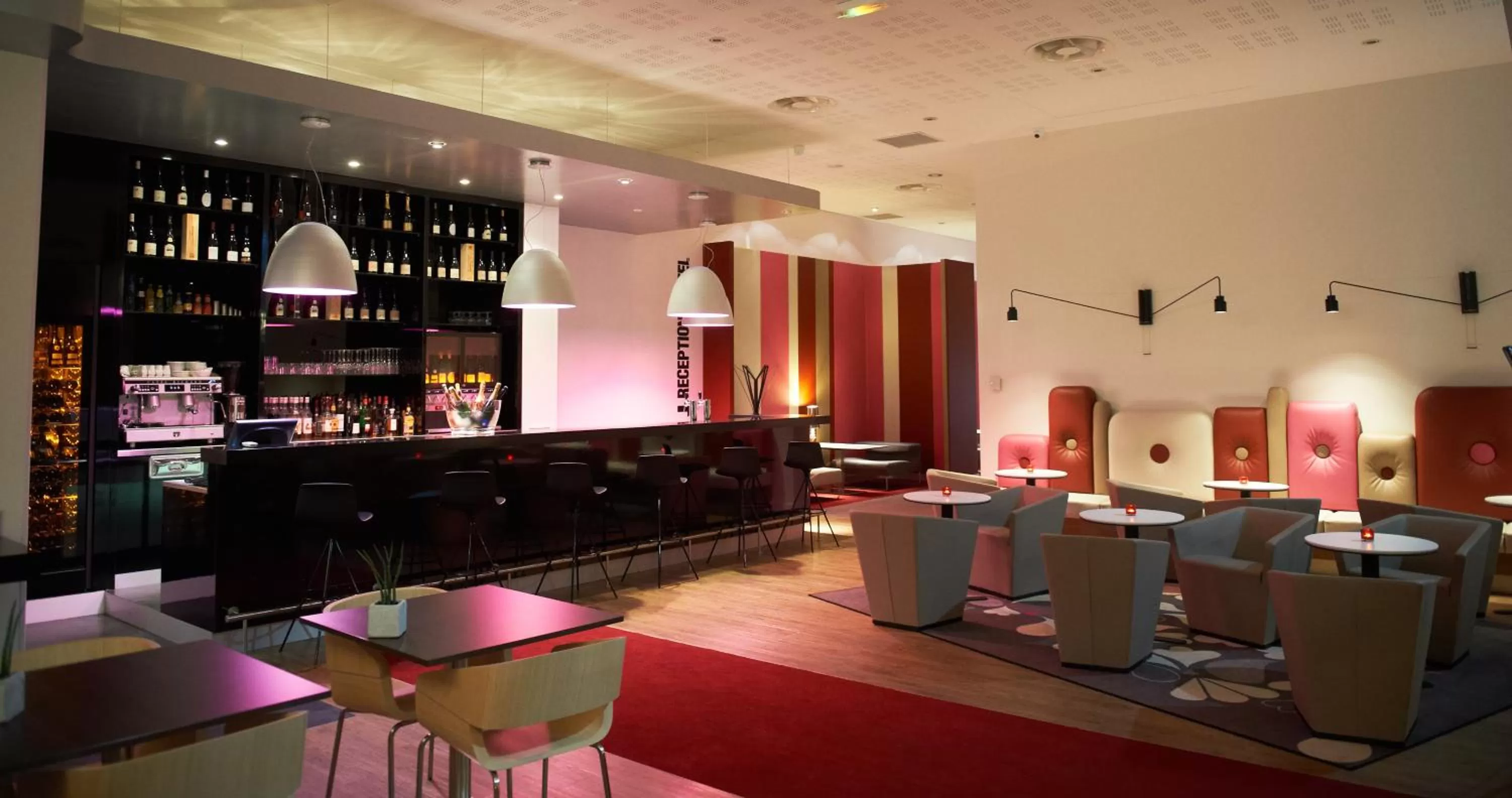 Lounge or bar in Mercure Cholet Centre