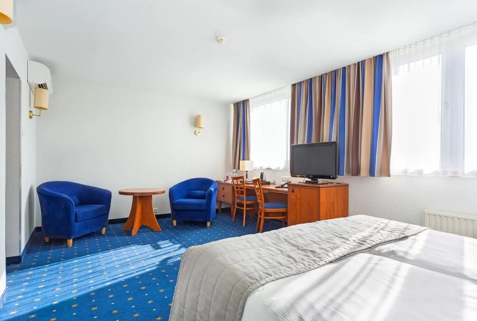 Bedroom, TV/Entertainment Center in Qubus Hotel Legnica