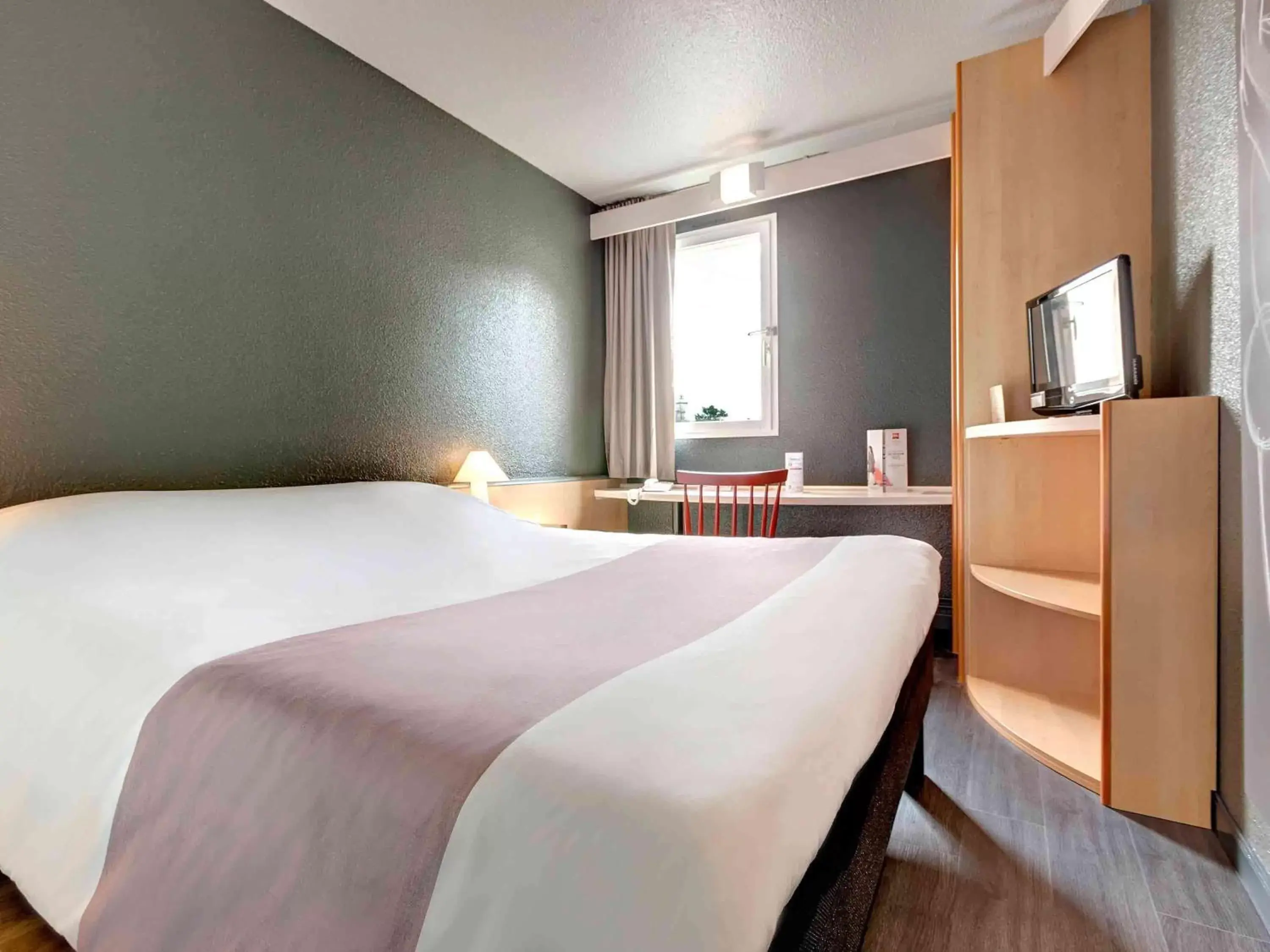 Photo of the whole room, Bed in ibis La Roche Sur Yon Vendespace